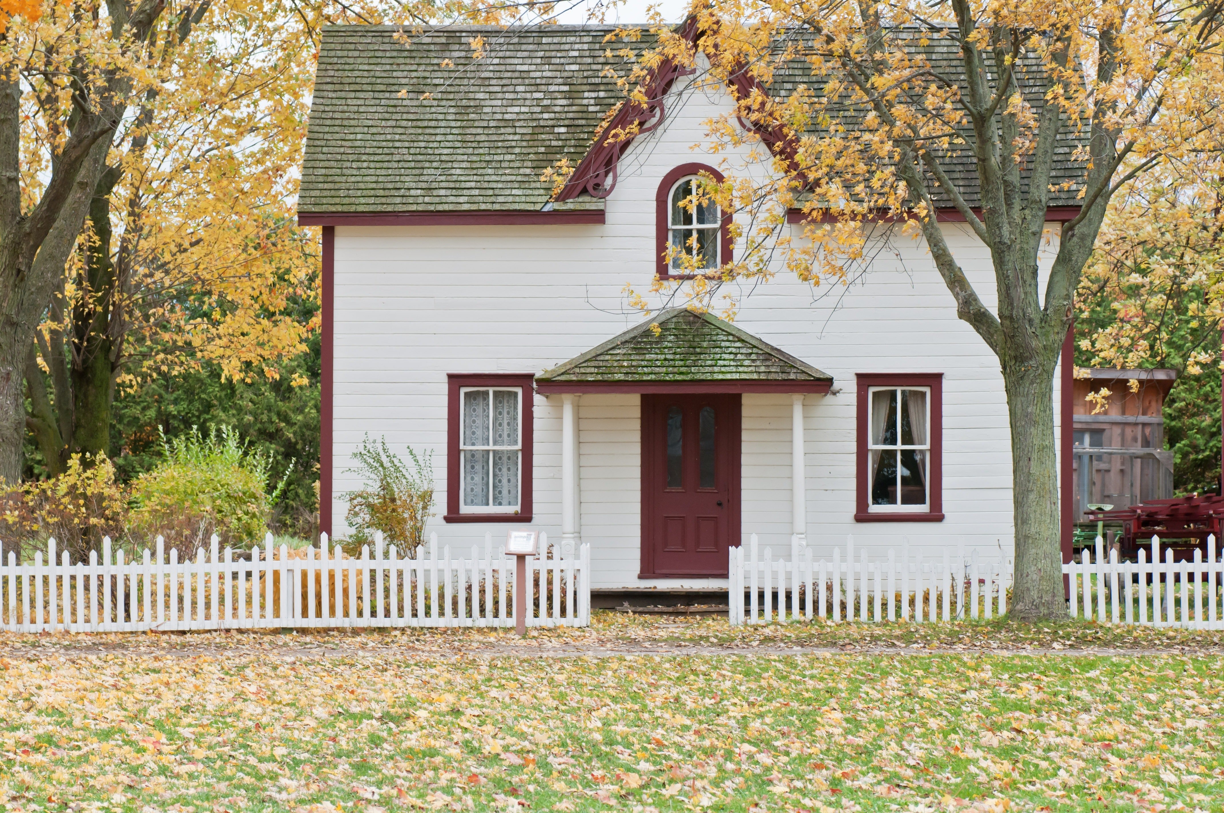 Joshua decided to go to Olivia's house to return the ring. | Source: Pexels