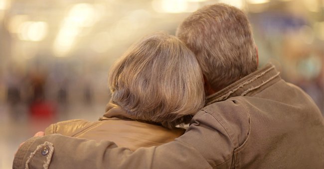 Un couple tournant le dos au caméra. | Photo : Getty Images