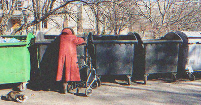 Mujer mayor revisando contenedores de basura. | Foto: Shutterstock