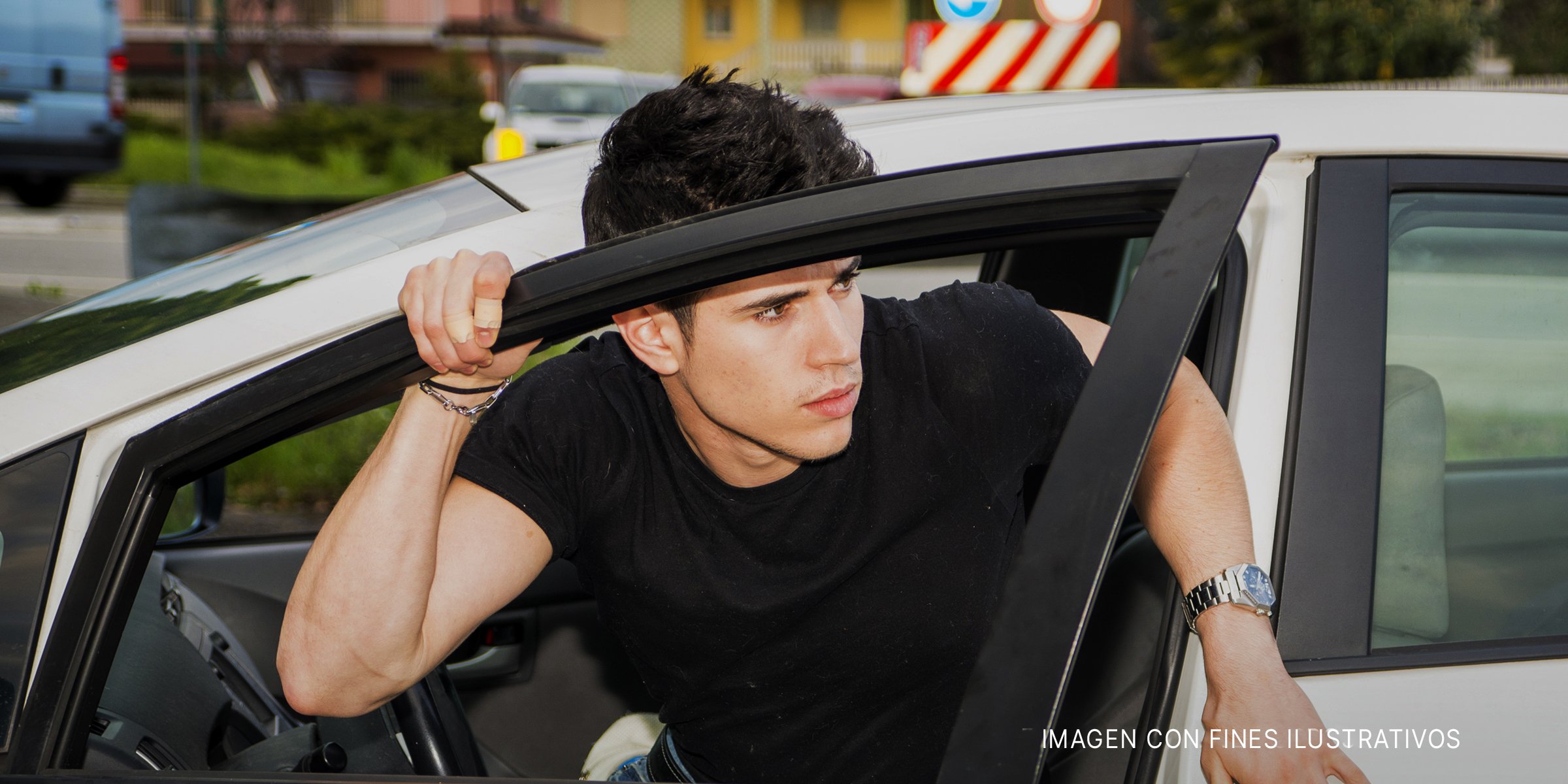Joven saliendo de un automóvil | Foto: Shutterstock