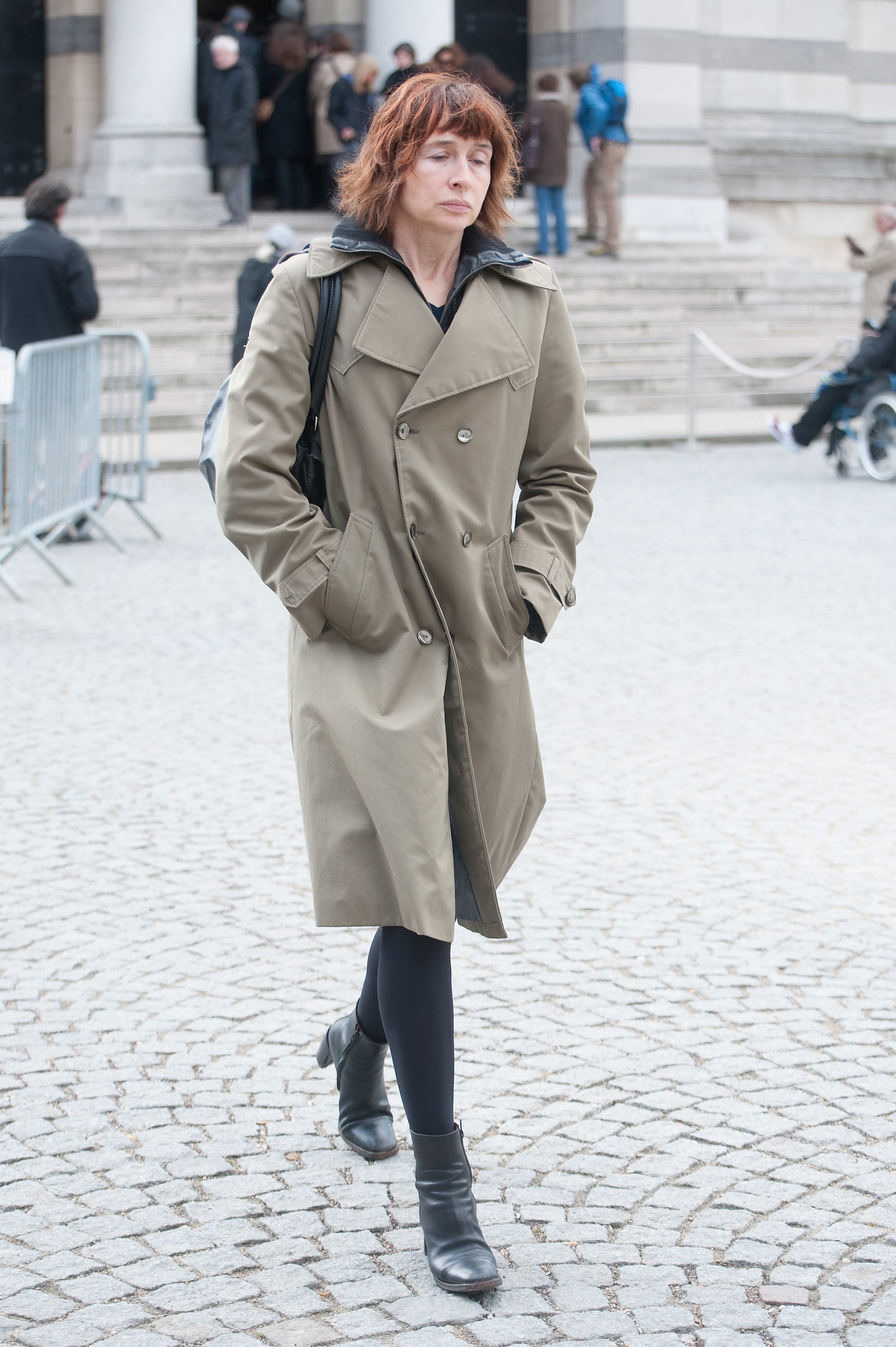 Anne Brochet assiste aux funérailles du réalisateur Claude Miller à Cimetierre du Père Lachaise le 11 avril 2012 à Paris, France. | Photo : Getty Images
