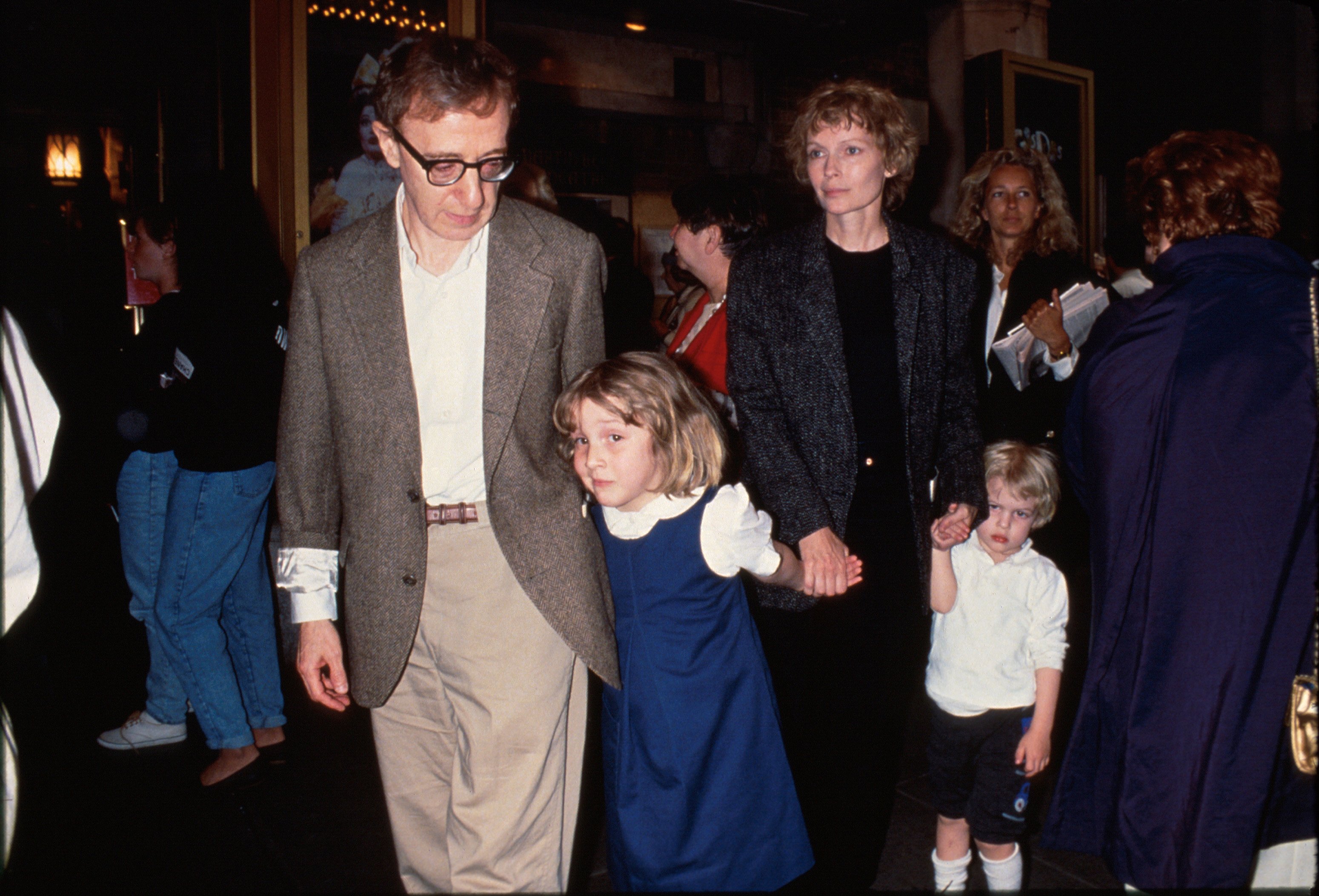 Woody Allen, Dylan Farrow, Mia Farrow y Ronan Farrow a principios de los 90s. | Foto: Getty Images