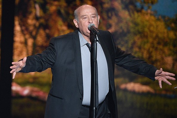 Michel Jonasz se produit lors de la 36e cérémonie de remise des Victoires De La Musique à La Seine Musicale. |Photo : Getty Images