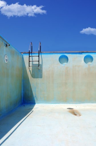 Ein leeres Schwimmbecken | Quelle: Getty Images