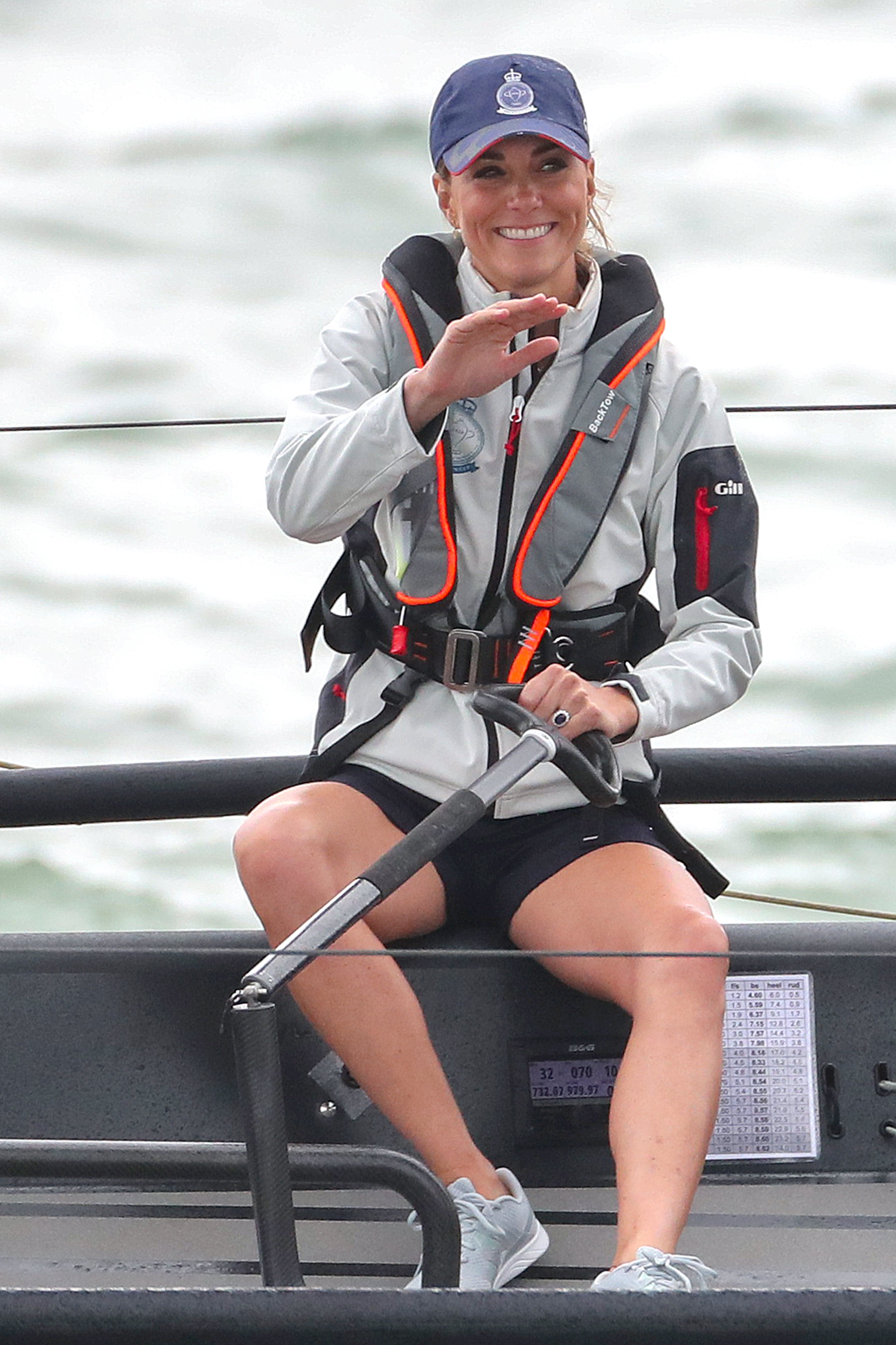 Catherine, duquesa de Cambridge al timón compitiendo en nombre de la Fundación Real en la regata inaugural de la Copa del Rey organizada por el duque y la duquesa de Cambridge el 8 de agosto de 2019 en Cowes, Inglaterra. | Fuente: Getty Images