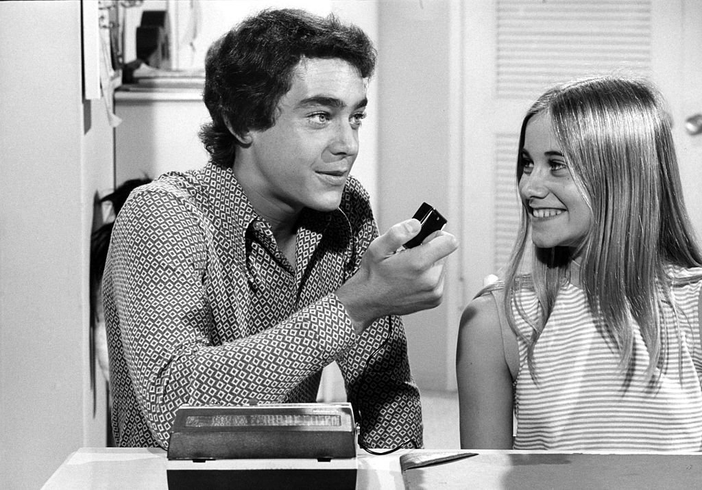 Greg (Barry Williams) and Marcia (Maureen McCormack) plotted their revenge against Peter, who eavesdropped on their conversations with a tape recorder, circa 1971. | Source: Getty Images