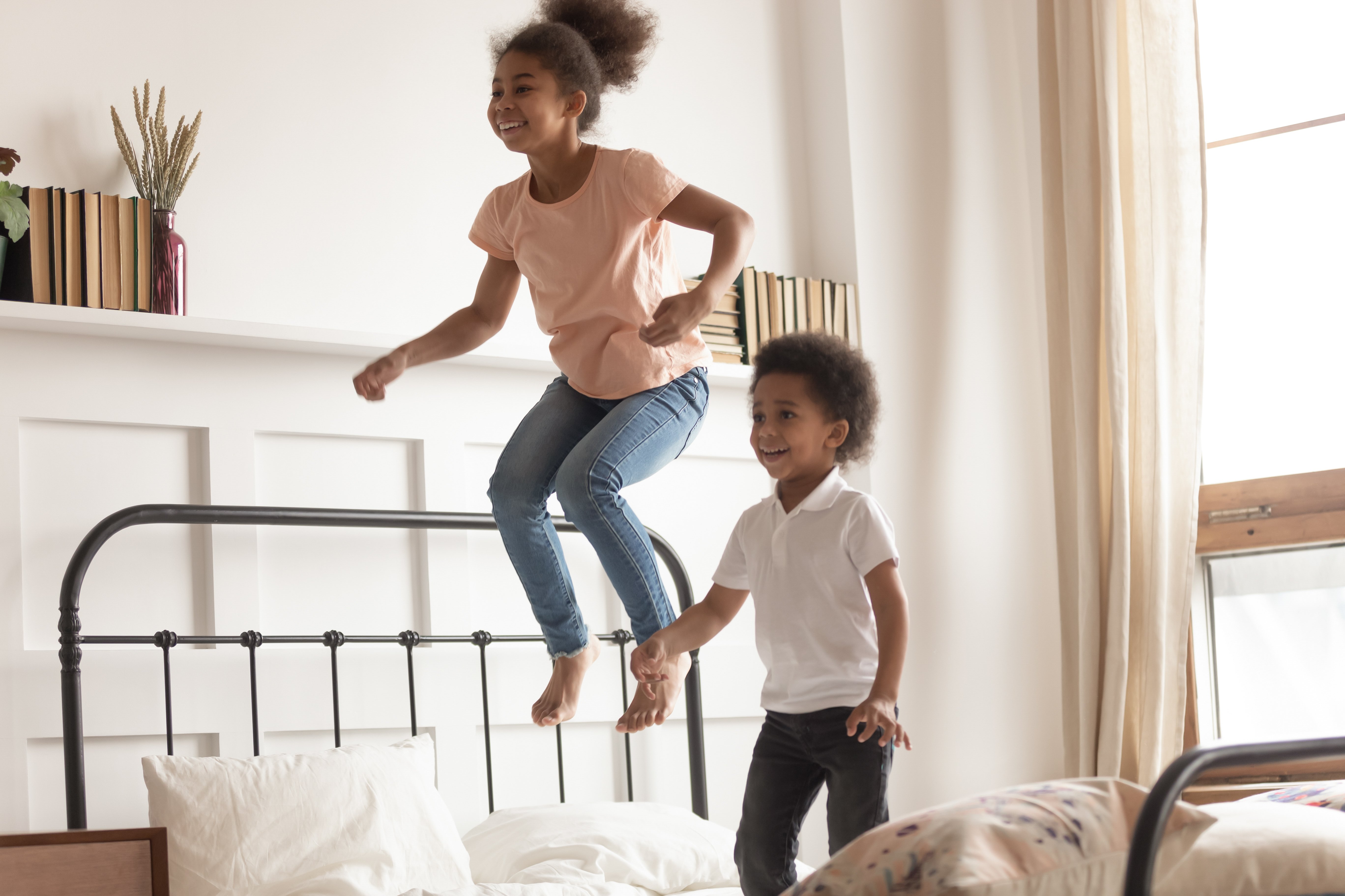 Niños saltando sobre una cama. | Foto: Shutterstock
