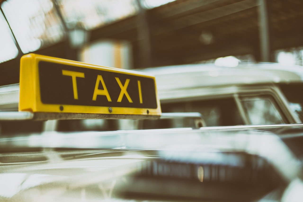 Tradicional letrero de Taxi. | Foto: Pixabay