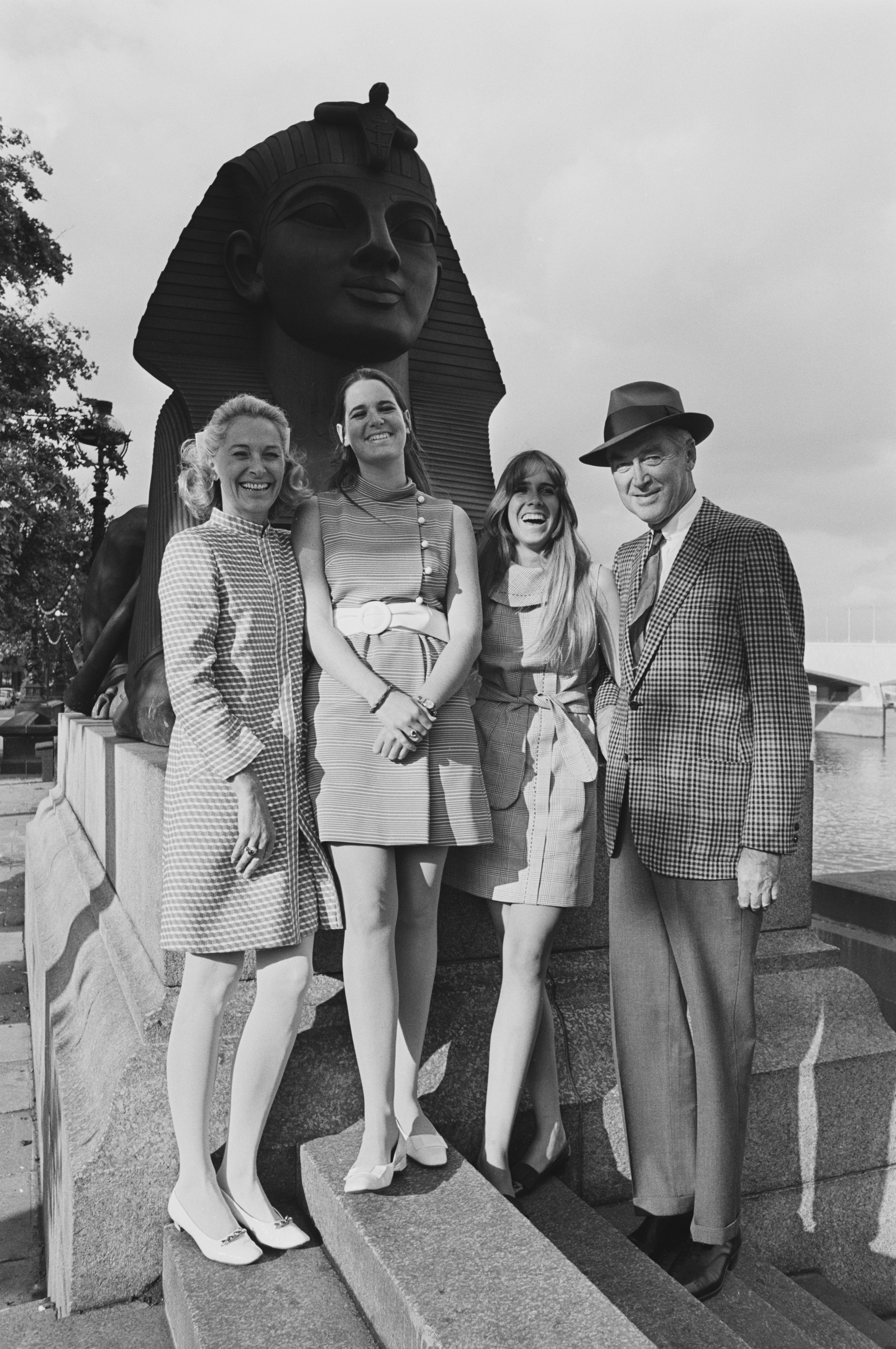 James Stewart, Gloria Hatrick McLean and their daughters Judy and Kelly in London, U.K. on June 24, 1968 | Source: Getty Images