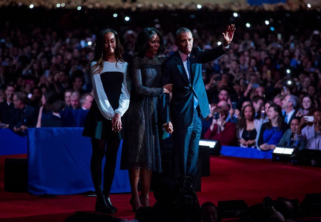 Barack Obama, first lady Michelle Obama and daughter Malia Obama wave goodbye to supporters after Obama's farewell address at McCormick Place | Photo: Getty Images