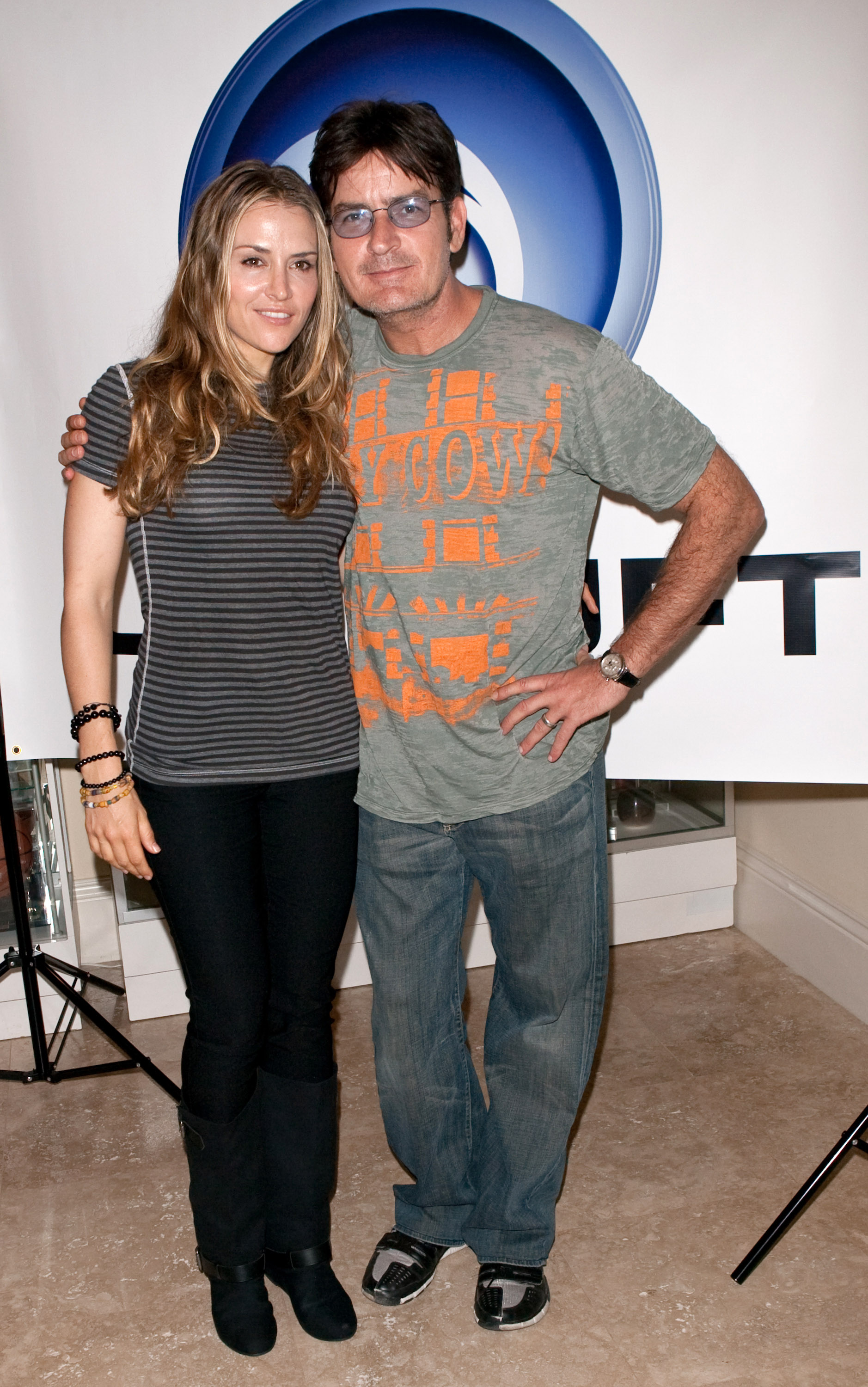 Brooke Mueller and her husband Charlie Sheen at Ubisoft's Just Dance Lounge on September 17, 2009, in Beverly Hills, California | Source: Getty Images