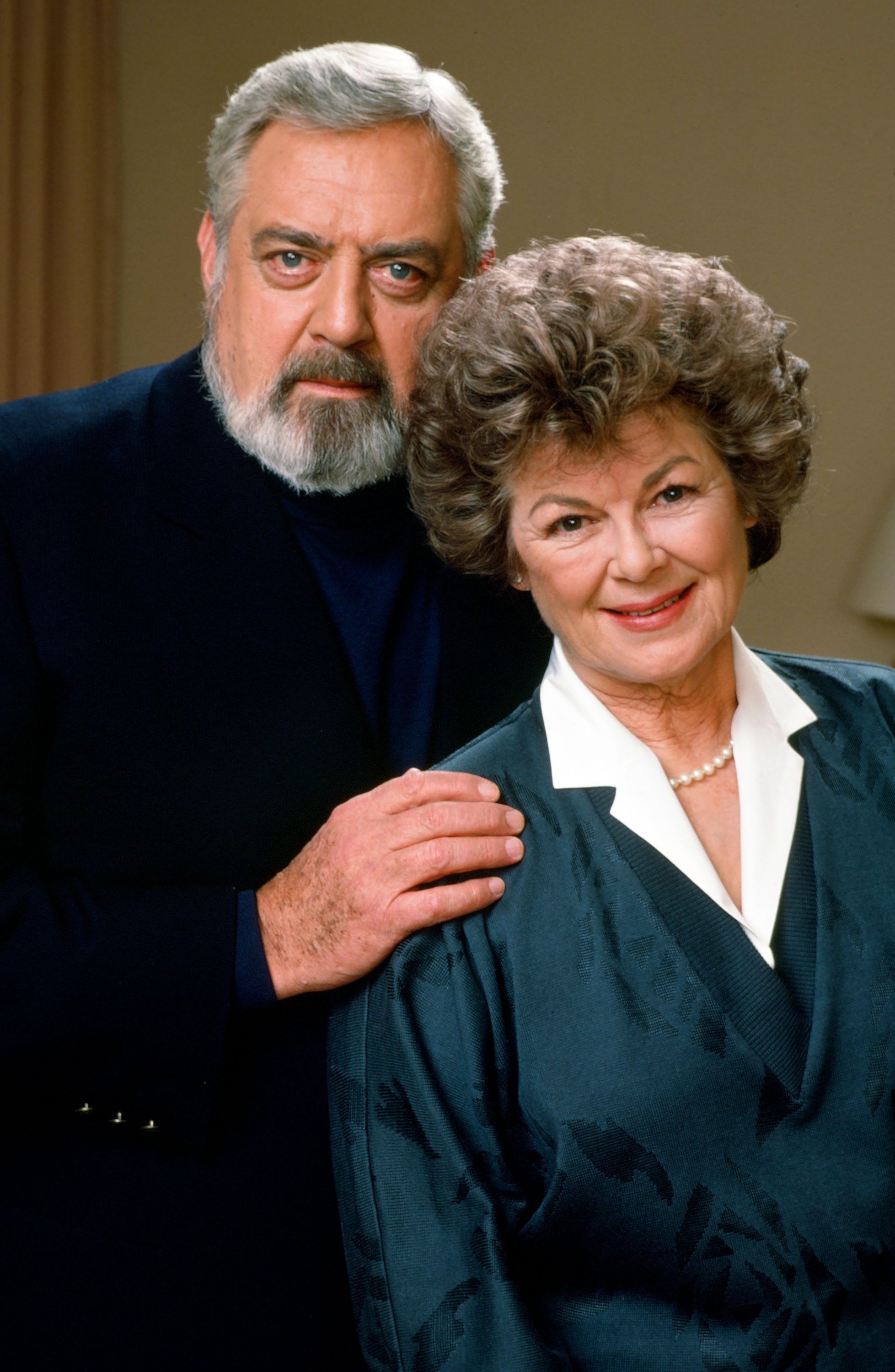 Raymond Burr as Perry Mason, Barbara Hale as Della Street in " The Case of the Lost Love." | Source: Getty Images