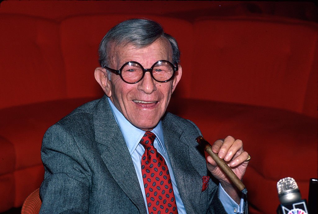 Comedian George Burns, holding his trademark cigar on October 01, 1984. | Photo: Getty Images