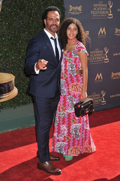 L'acteur Kristoff St. John et sa fille arrivent à la 44e cérémonie annuelle des Daytime Emmy Awards. |Photo : Getty Images