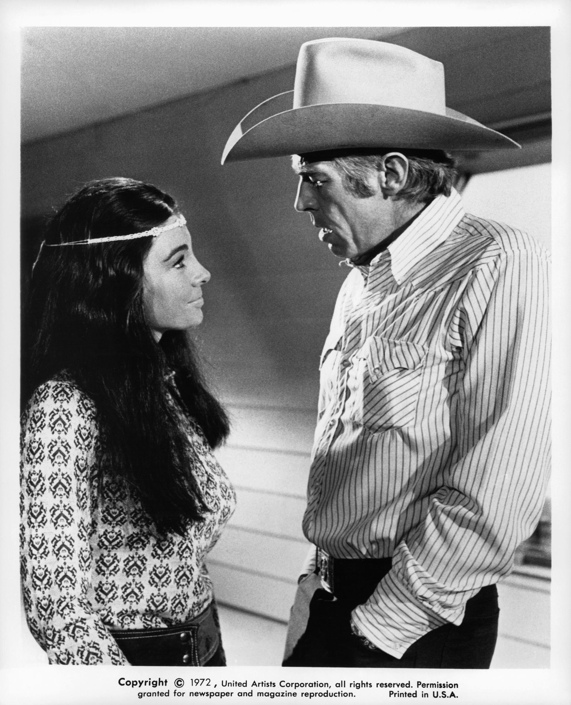 The TV star and James Coburn pictured on the set of "The Honkers," 1972 | Source: Getty Images