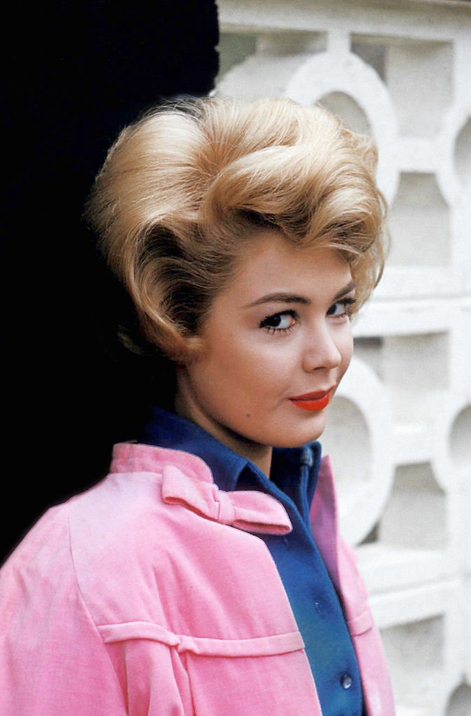 Actress Sandra Dee poses for a photo on November 3, 1959 in Los Angeles. | Photo: Getty Images