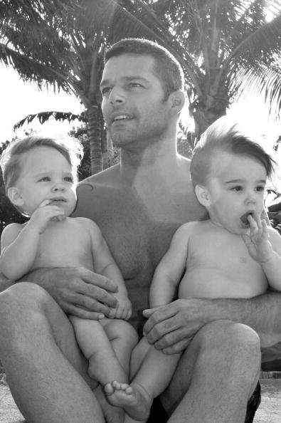  Ricky Martin poses with his sons Valentino and Matteo on August 18, 2009, in Miami, Florida. | Source: Getty Images.