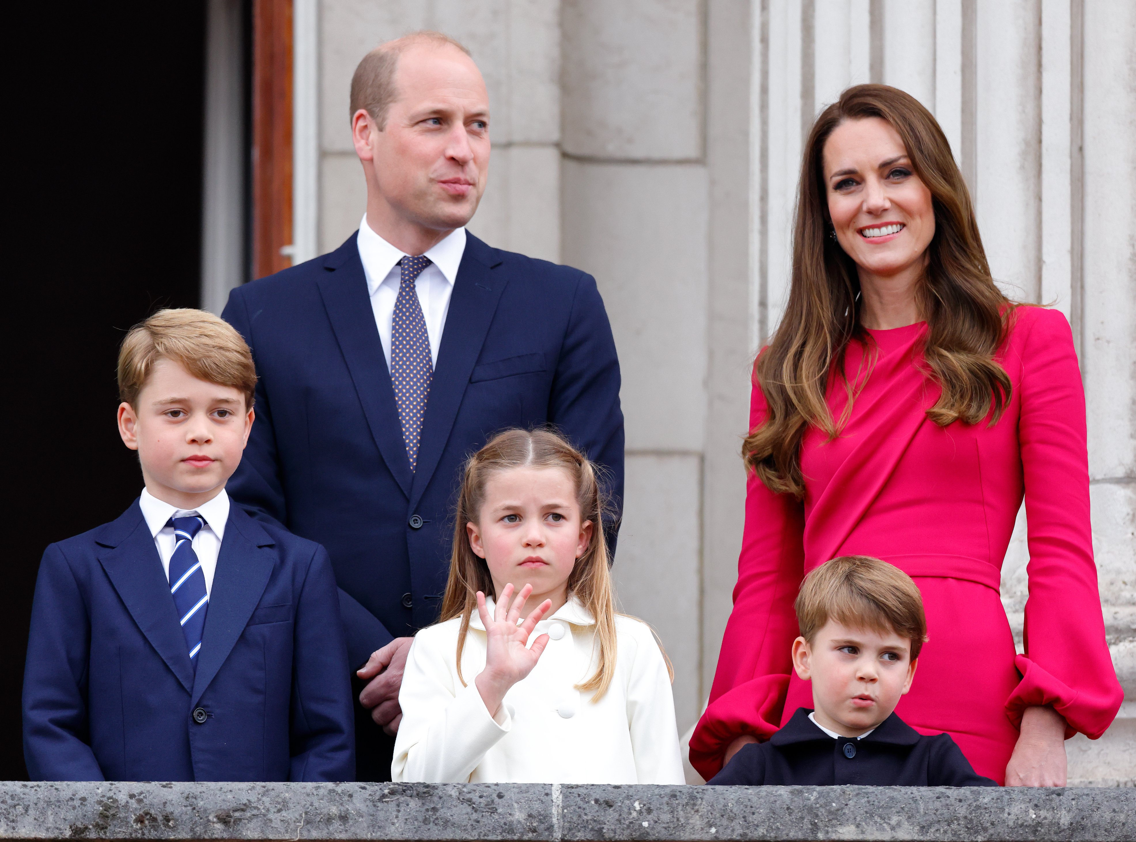 Prince George of Cambridge, Prince William, Duke of Cambridge, Princess Charlotte of Cambridge, Prince Louis of Cambridge and Catherine, Duchess of Cambridge stand on the balcony of Buckingham Palace after the Platinum Show on June 5, 2022 in London, England.  Elizabeth II's platinum jubilee is celebrated 2-5  June 2022 in UK |  Source: Getty Images