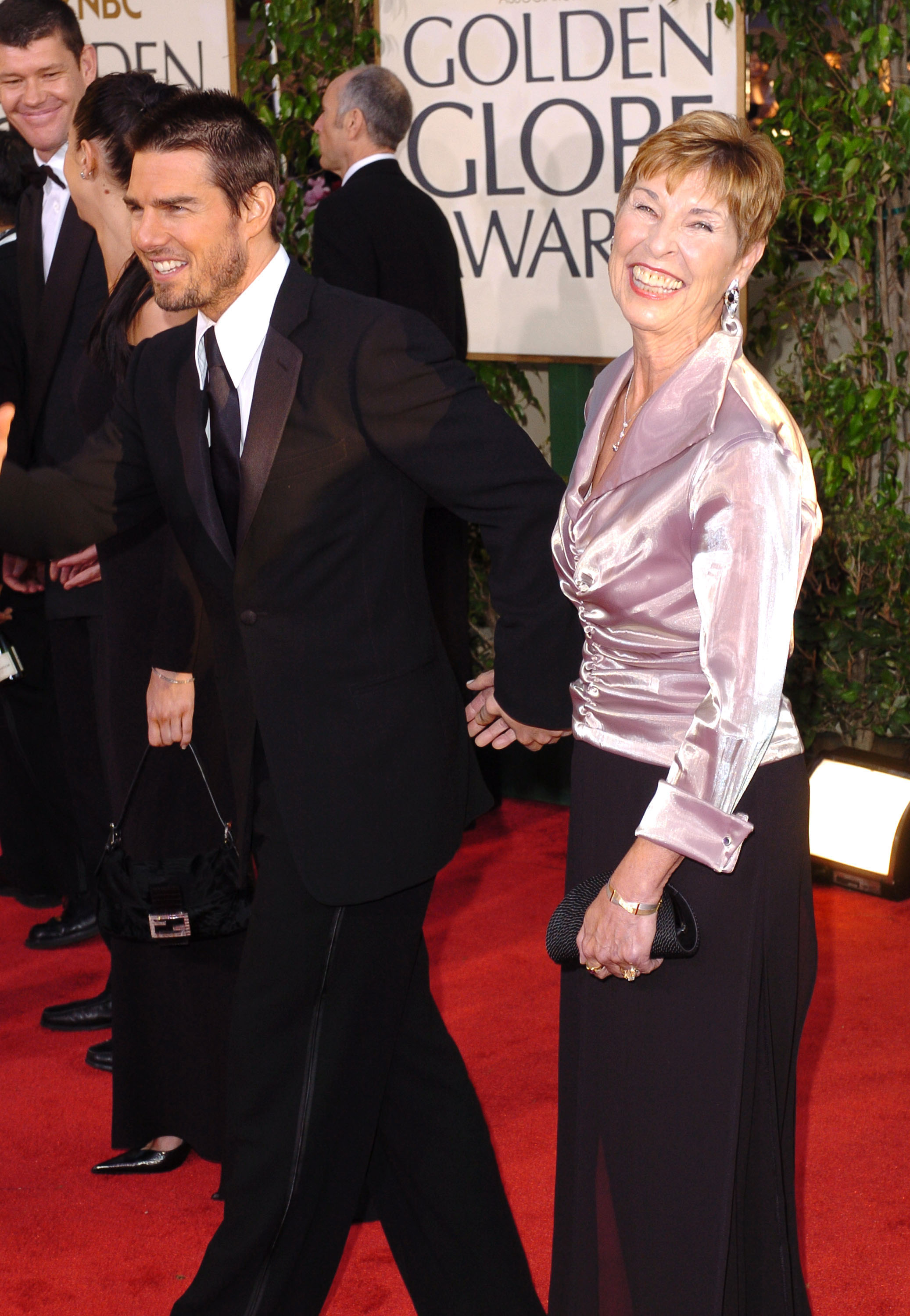 Tom Cruise und Mary Lee Pfeiffer bei der 61. Annual Golden Globe Awards in Beverly Hills, 2004 | Quelle: Getty Images