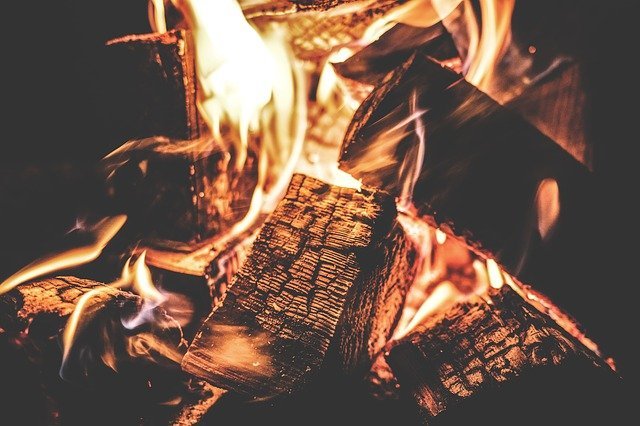 Leñas en fuego. │ Foto: Pixabay