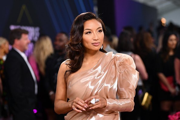 Jeannie Mai arriving to the 2019 E! People's Choice Awards held at the Barker Hangar.| Photo: Getty Images.