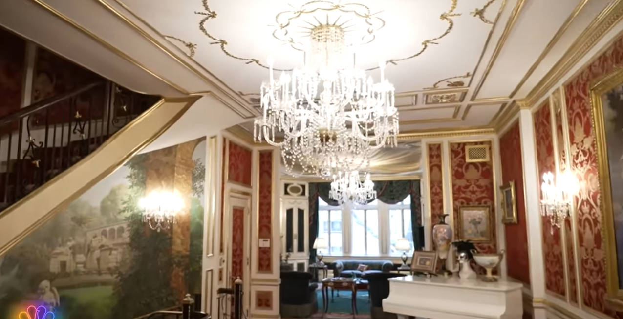 Ivana Trump's townhouse in New York, from a video dated November 2, 2023 | Source: YouTube/@CNBCAmbition