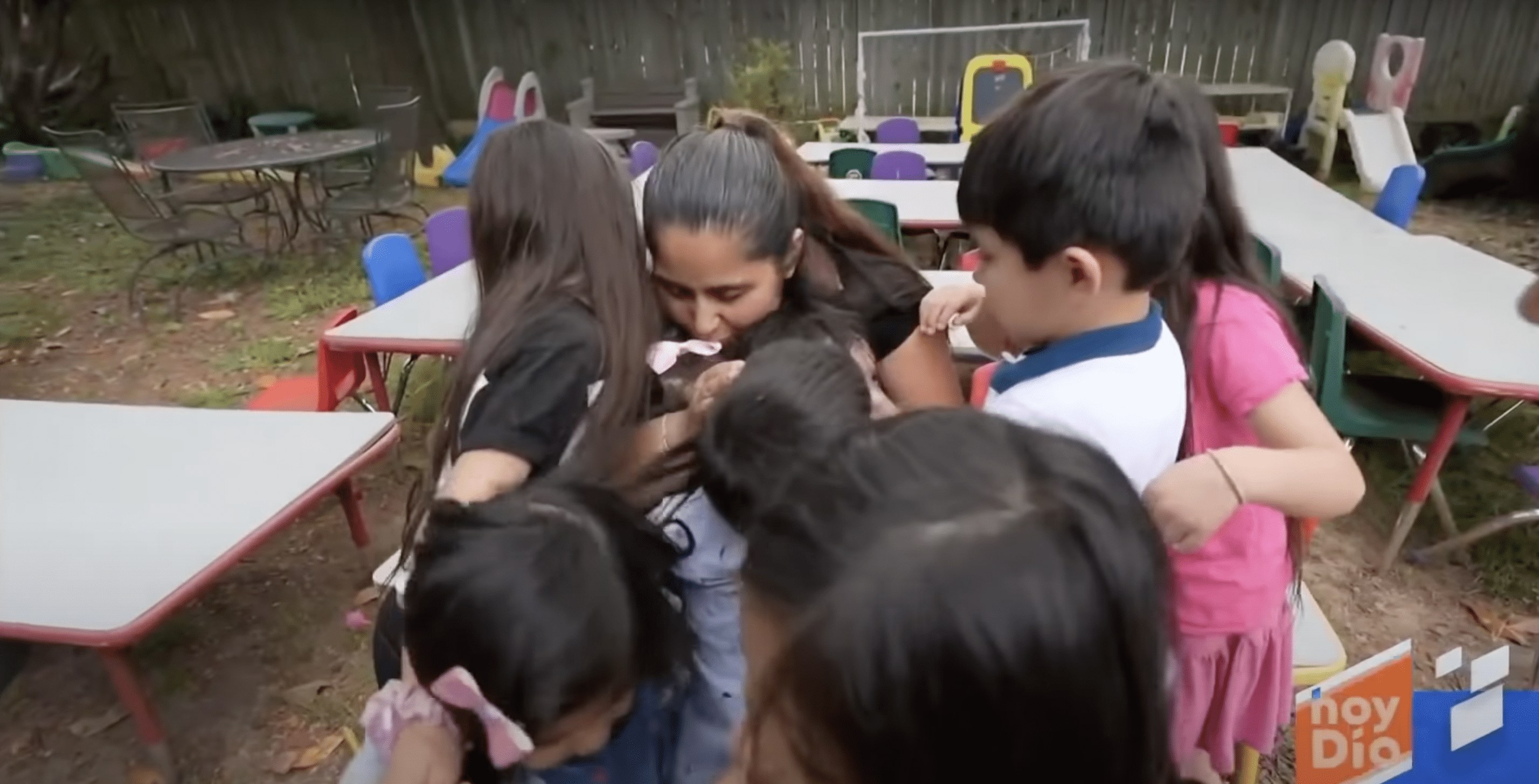 Patty Hernandez est vue embrassant ses enfants. | Source : YouTube.com/hoy Día