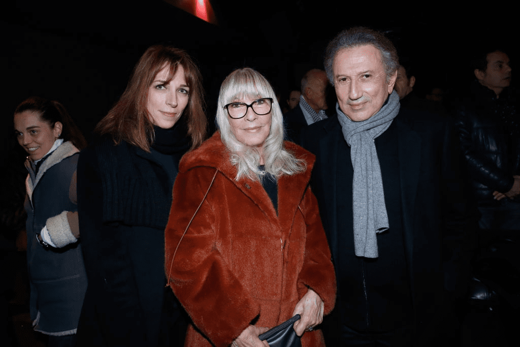 Stéfanie Jarre, sa mère Dany Saval et Michel Drucker assistent à la pièce de théâtre "Hôtel des deux mondes" au Théâtre Rive Gauche le 26 janvier 2017 à Paris, France. | Photo : Getty Images