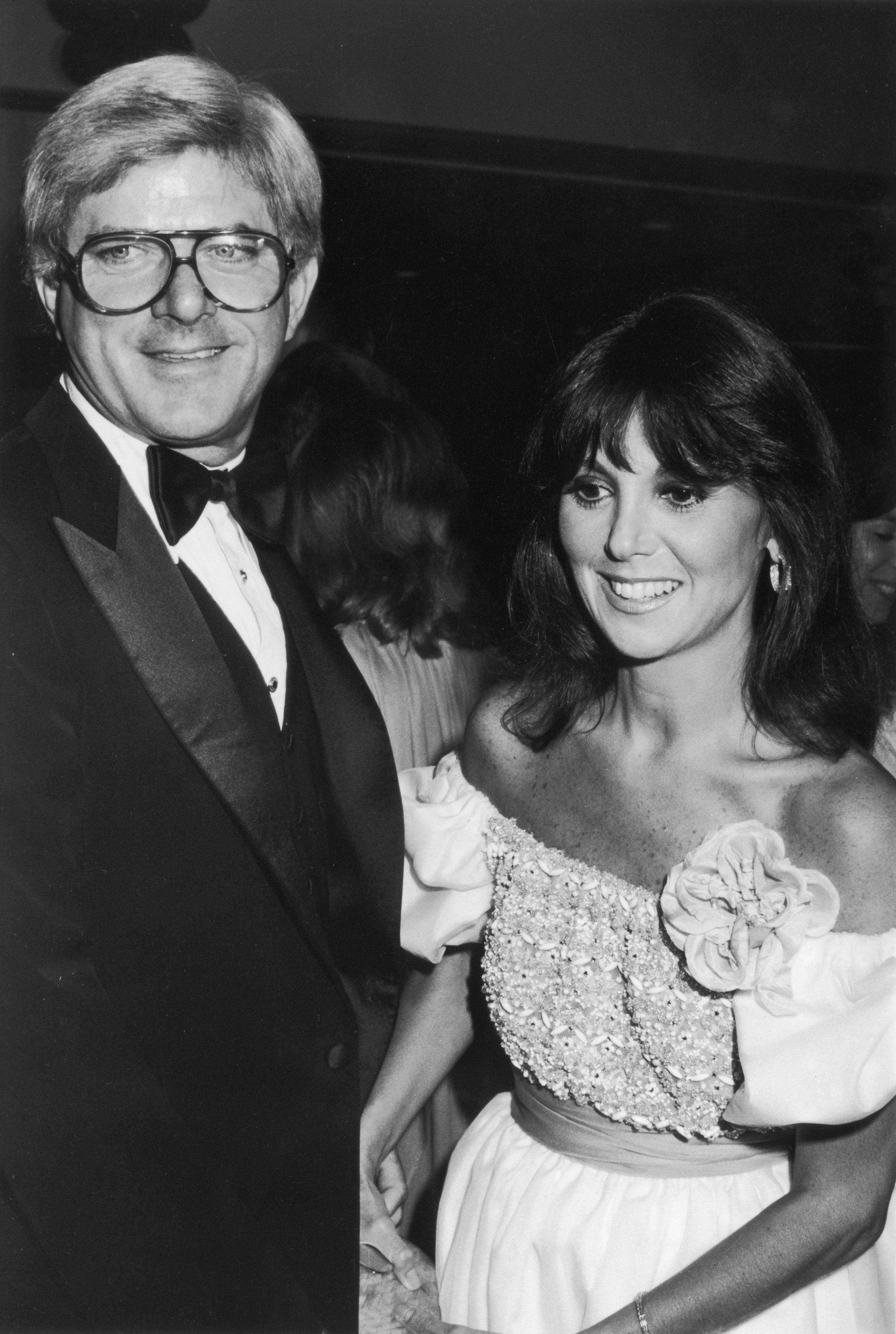 Phil Donahue et Marlo Thomas à un dîner de charité de l'hôpital St. Jude à Los Angeles, Californie, vers 1981 | Source : Getty Images