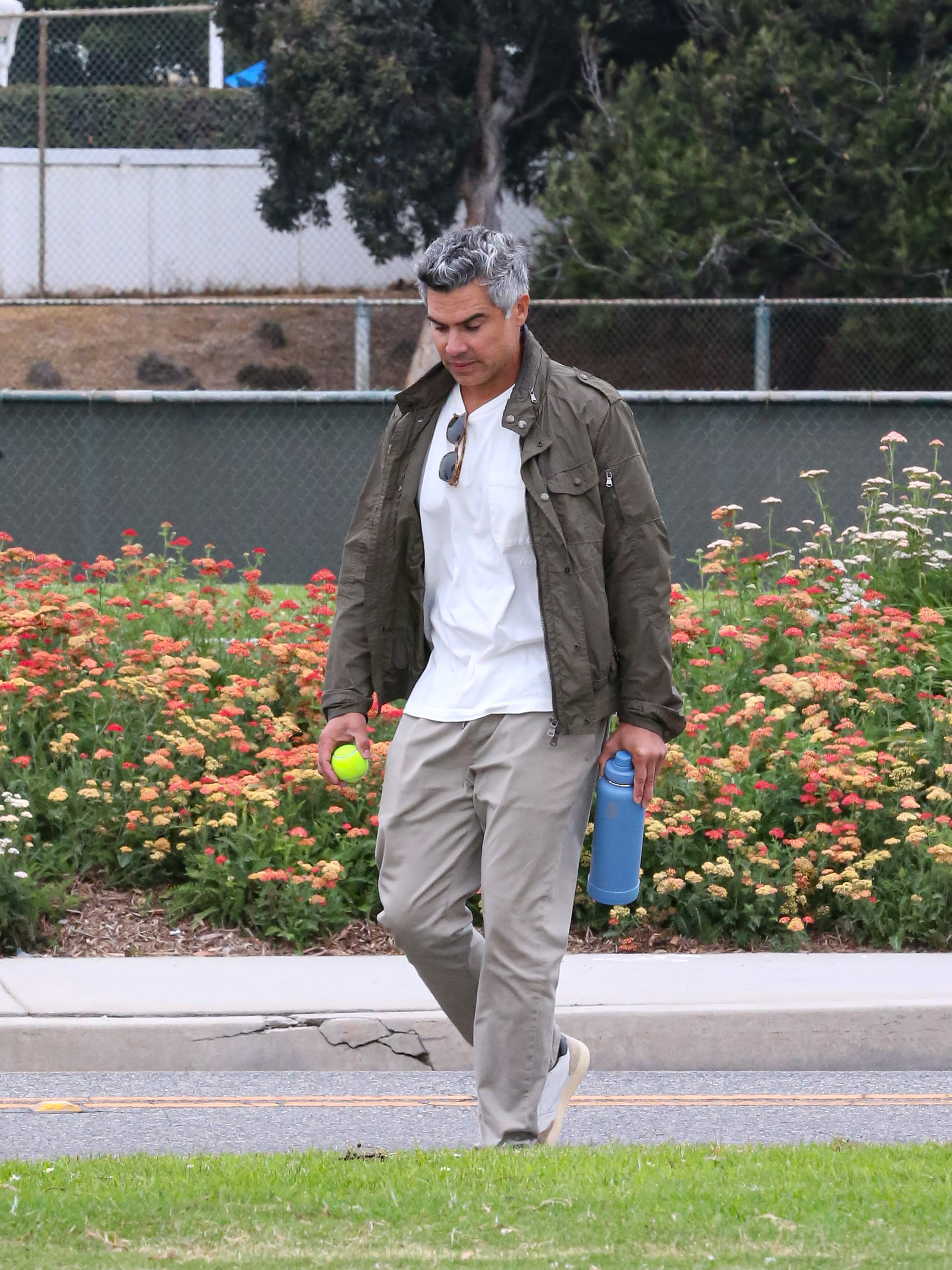 Cash Warren taking a stroll in Los Angeles. | Source: Getty Images