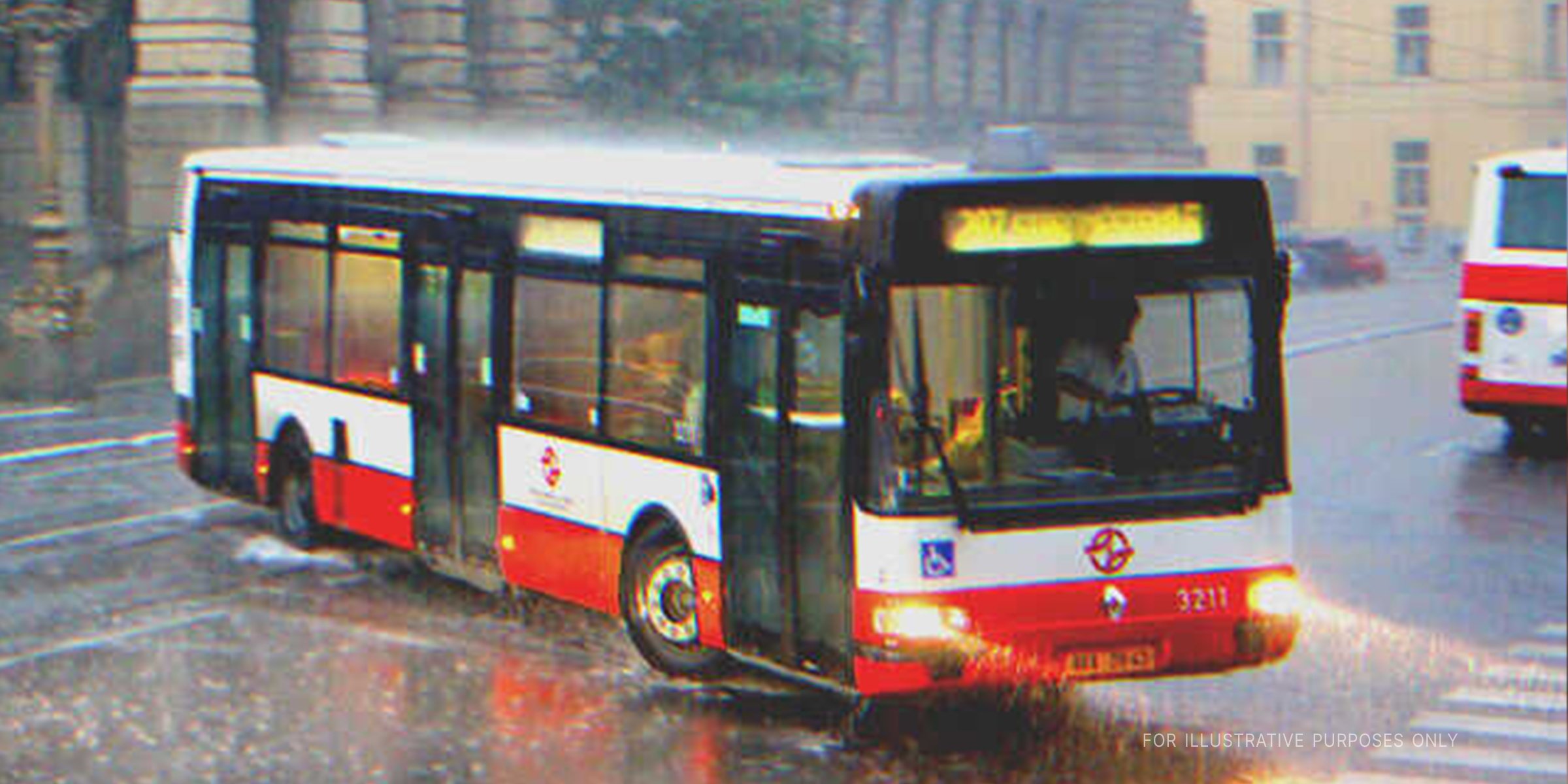 Ein Bus auf der Straße an einem regnerischen Tag | Quelle: Shutterstock