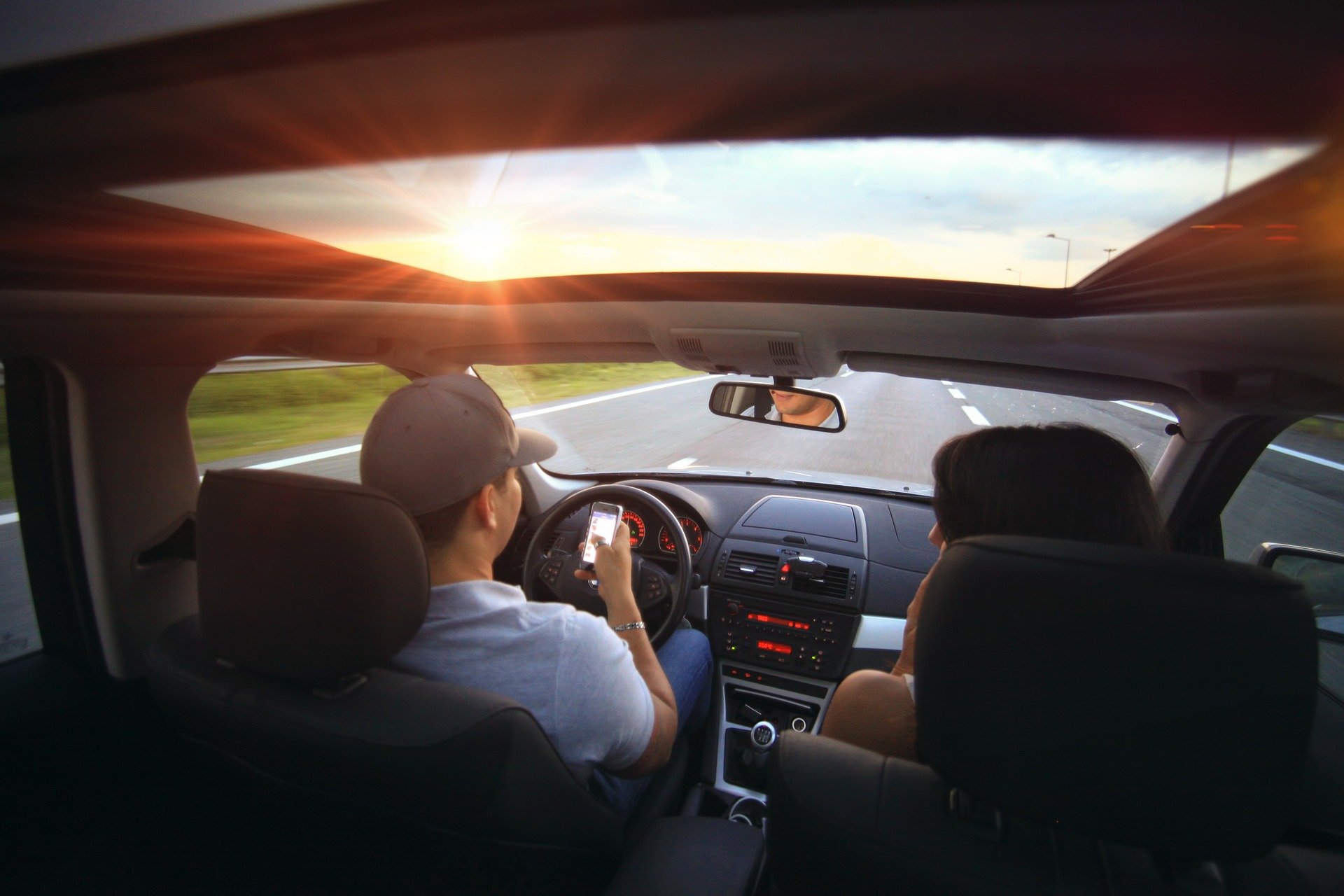Couple driving | Source: Pixabay 