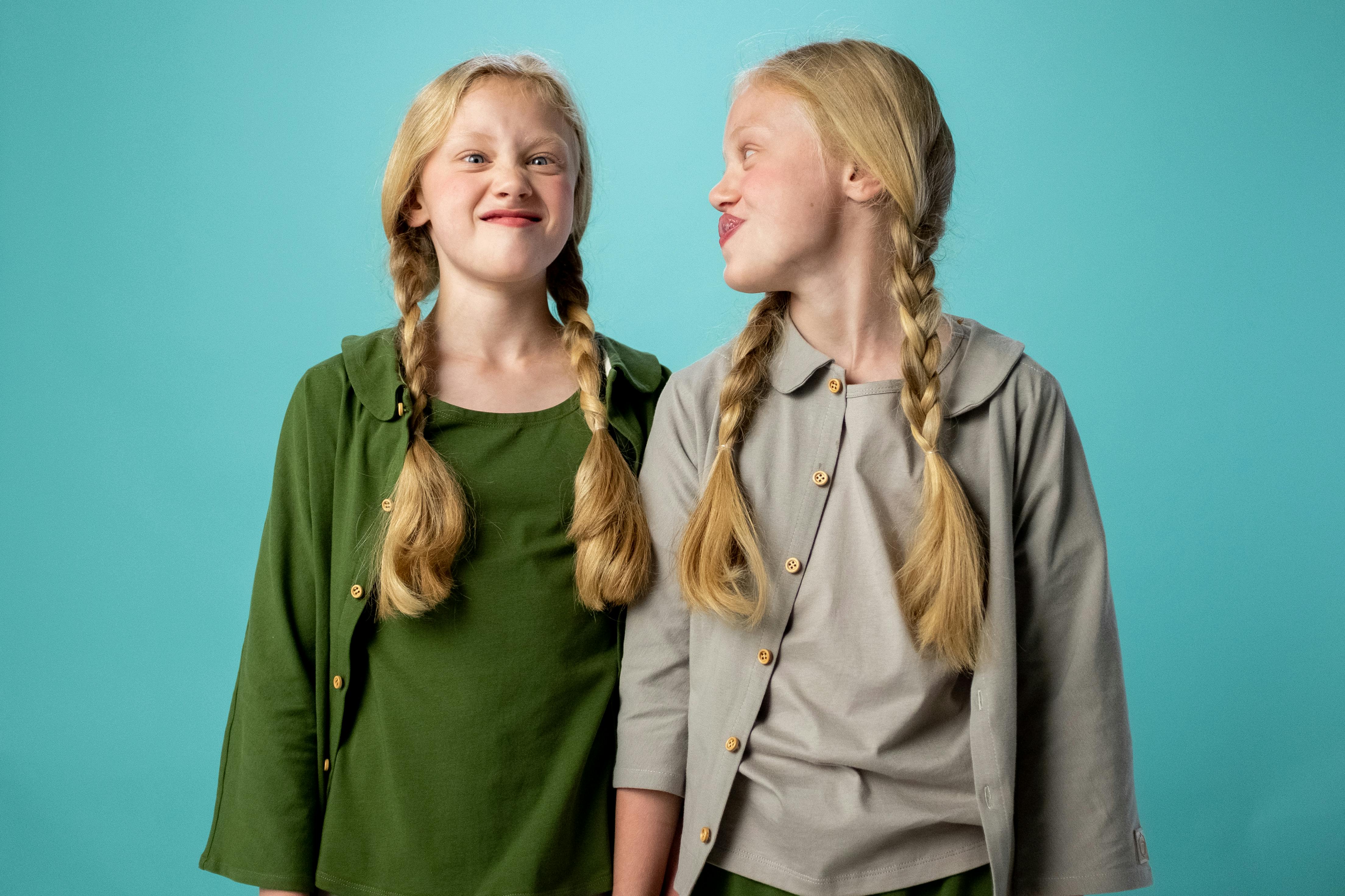 Smiling twin girls | Source: Pexels