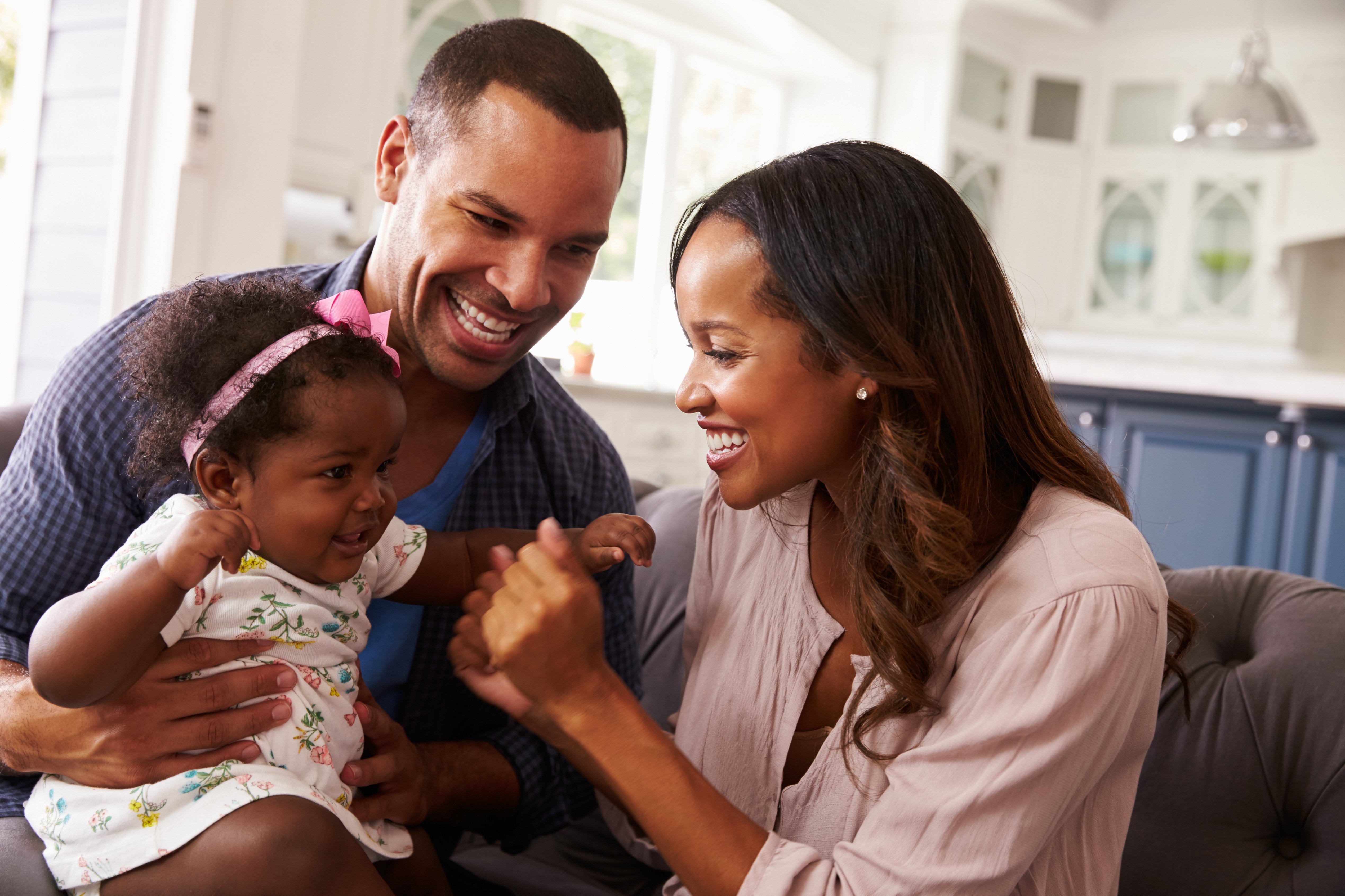 Pareja con bebé. | Foto: Shutterstock