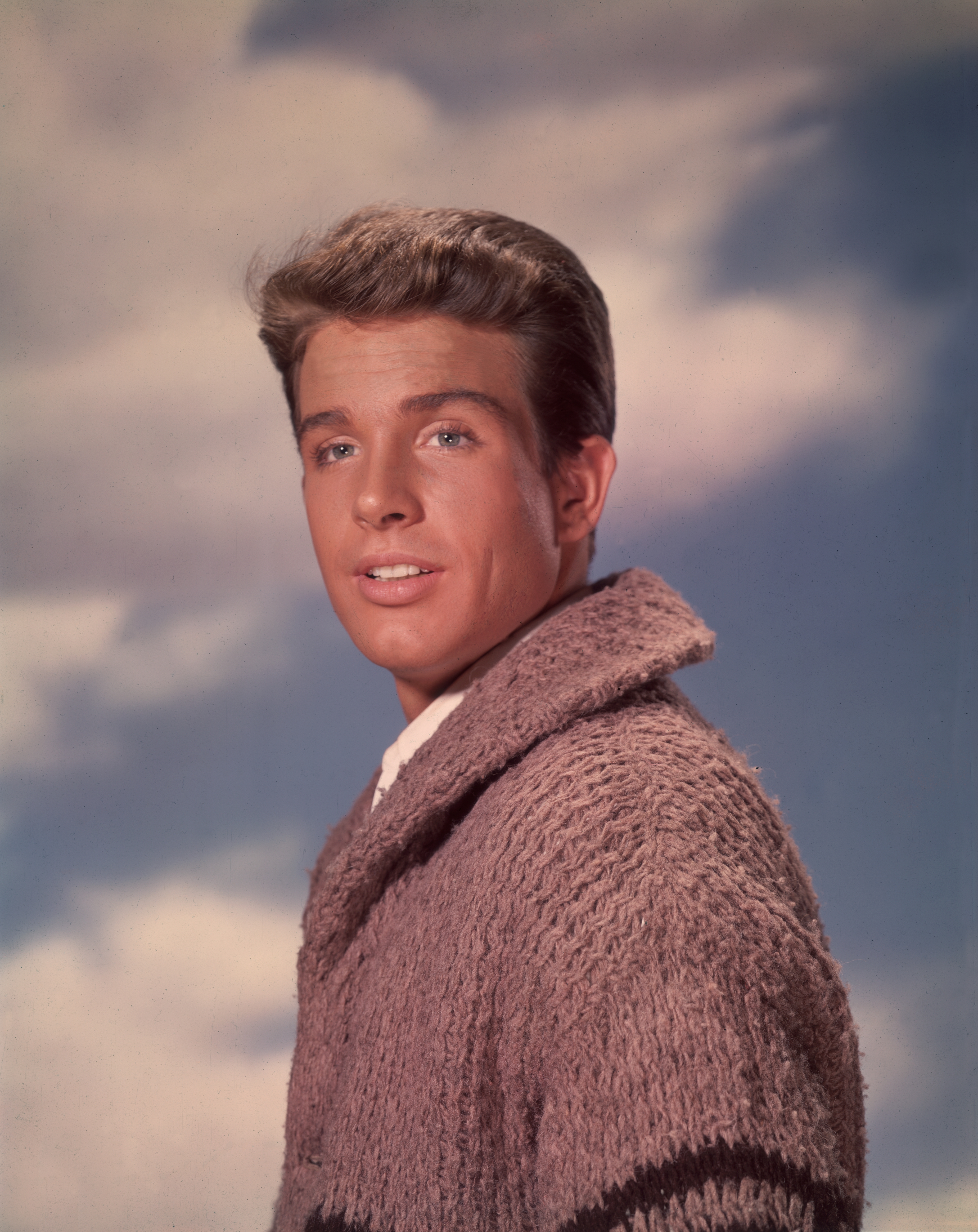 A studio portrait of actor Warren Beatty wearing a cardigan sweater on January 1, 1962 | Source: Getty Images