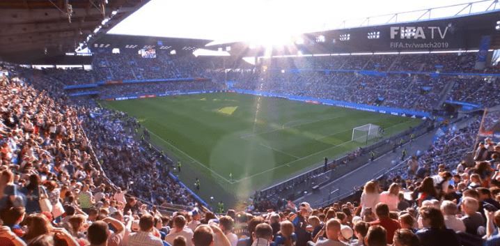 Un stade rempli pour le match France contre Nigeria. | Youtube/FIFATV Un stade rempli pour le match France contre Nigeria. | Youtube/FIFATV
