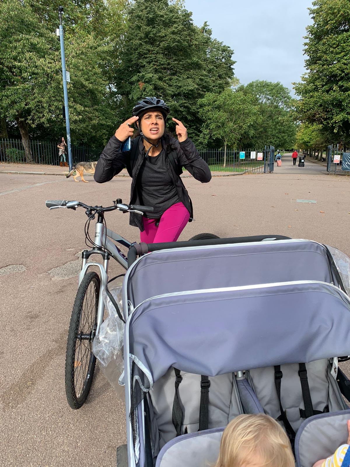 Die Radfahrerin ärgert sich, nachdem sie mit dem Mädchen zusammengestoßen ist | Quelle: Twitter/@xVictoriaGrantx Die Radfahrerin ärgert sich, nachdem sie mit dem Mädchen zusammengestoßen ist | Quelle: Twitter/@xVictoriaGrantx