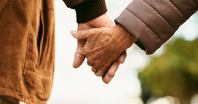 Image illustrant les mains d'un couple. | Photo : Shutertock