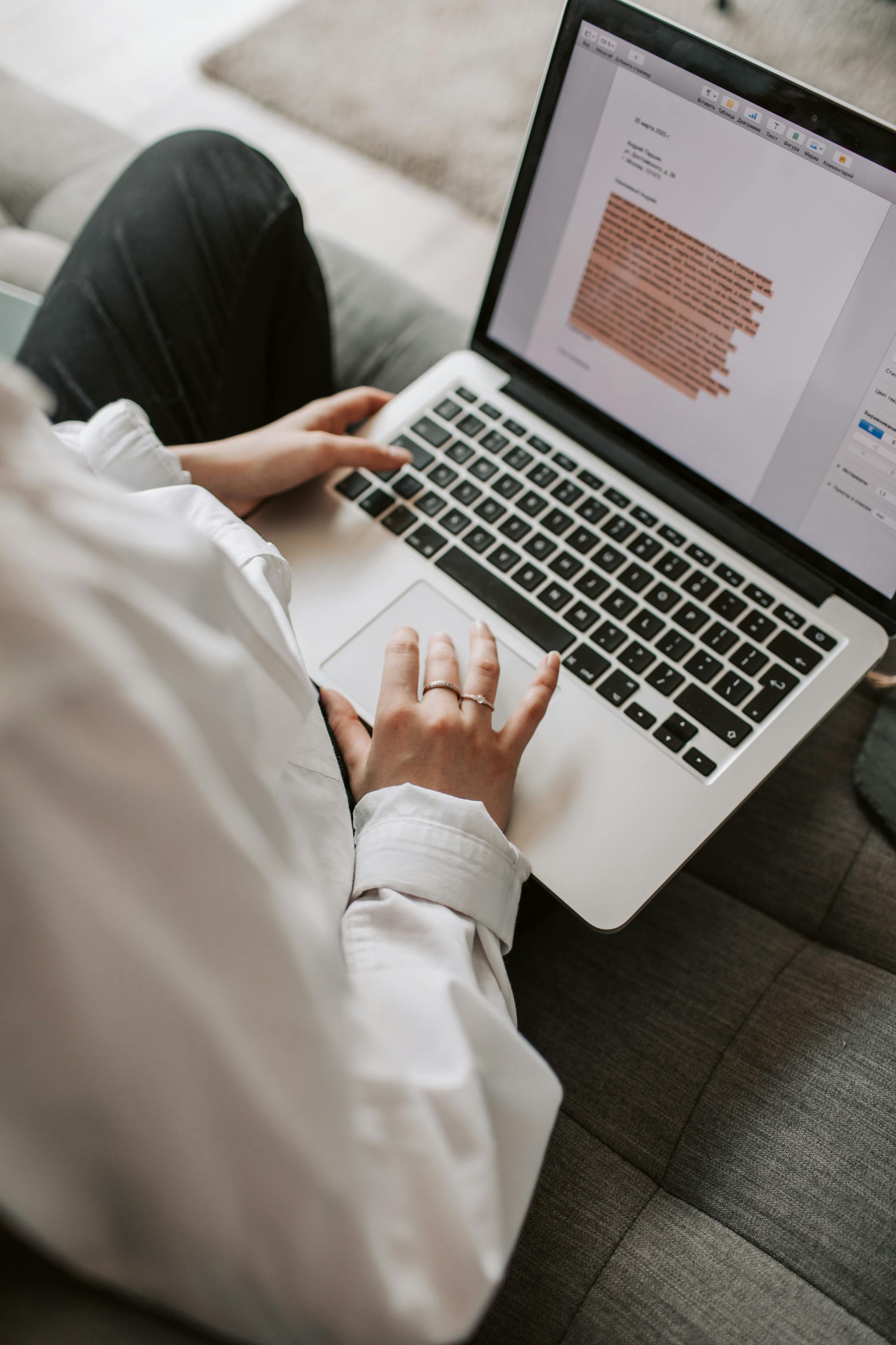 A woman working on her laptop at home | Source: Pexels