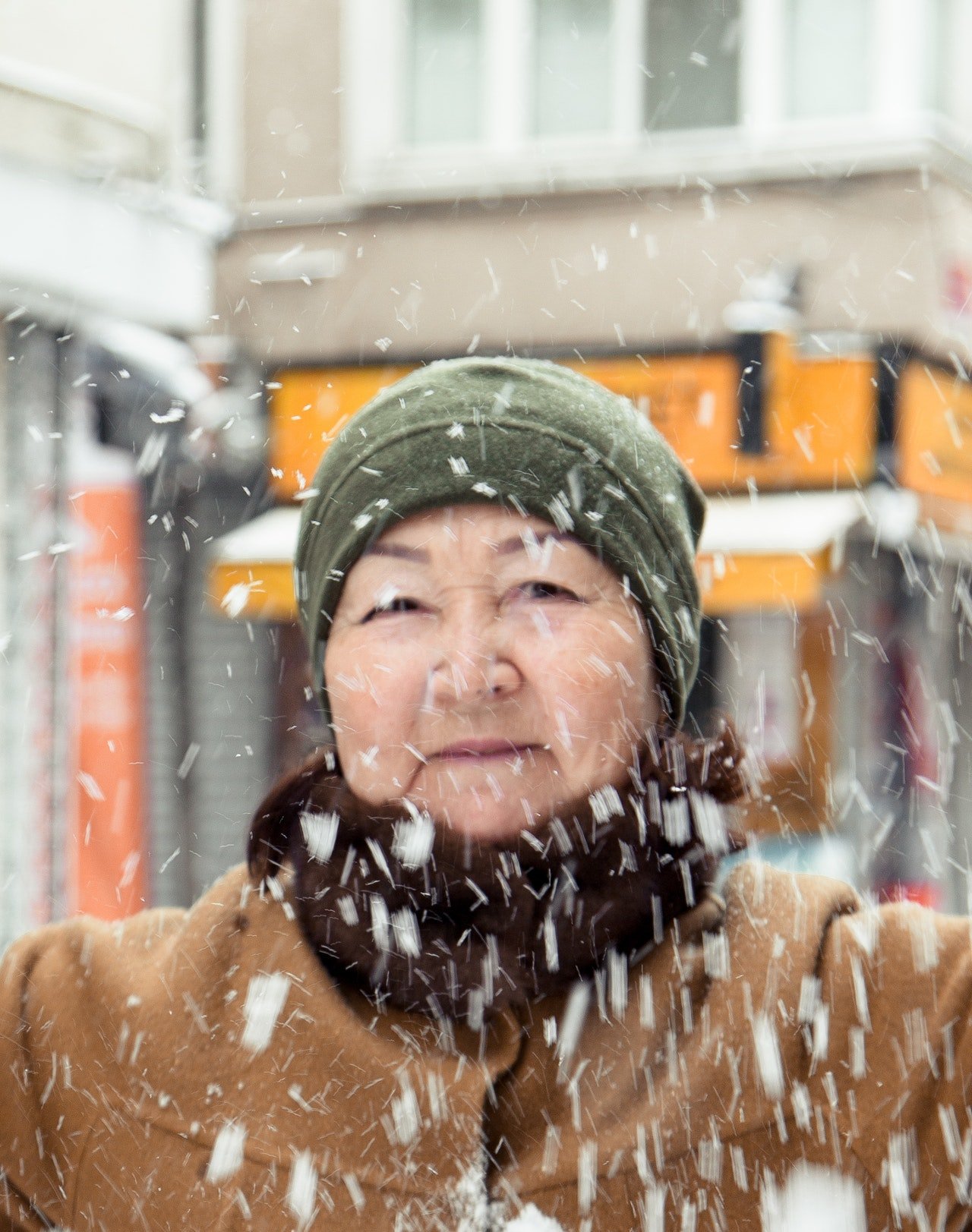 Rostro de una mujer mayor caminando bajo la nieve. | Foto: Pexels