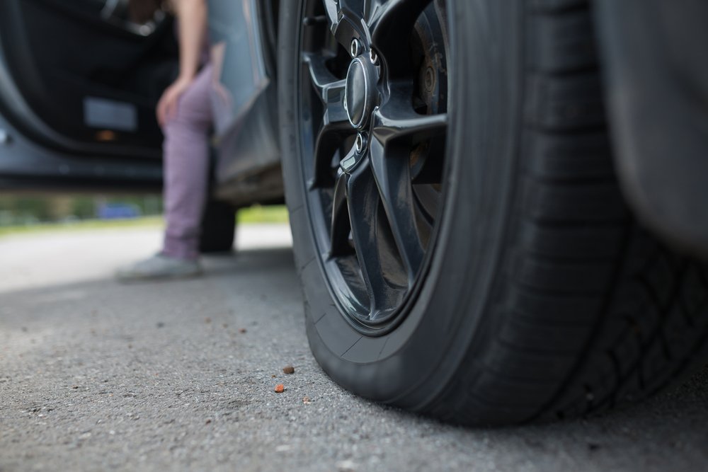 A Texan with a flat tire and no idea what to do | Photo: Shutterstock