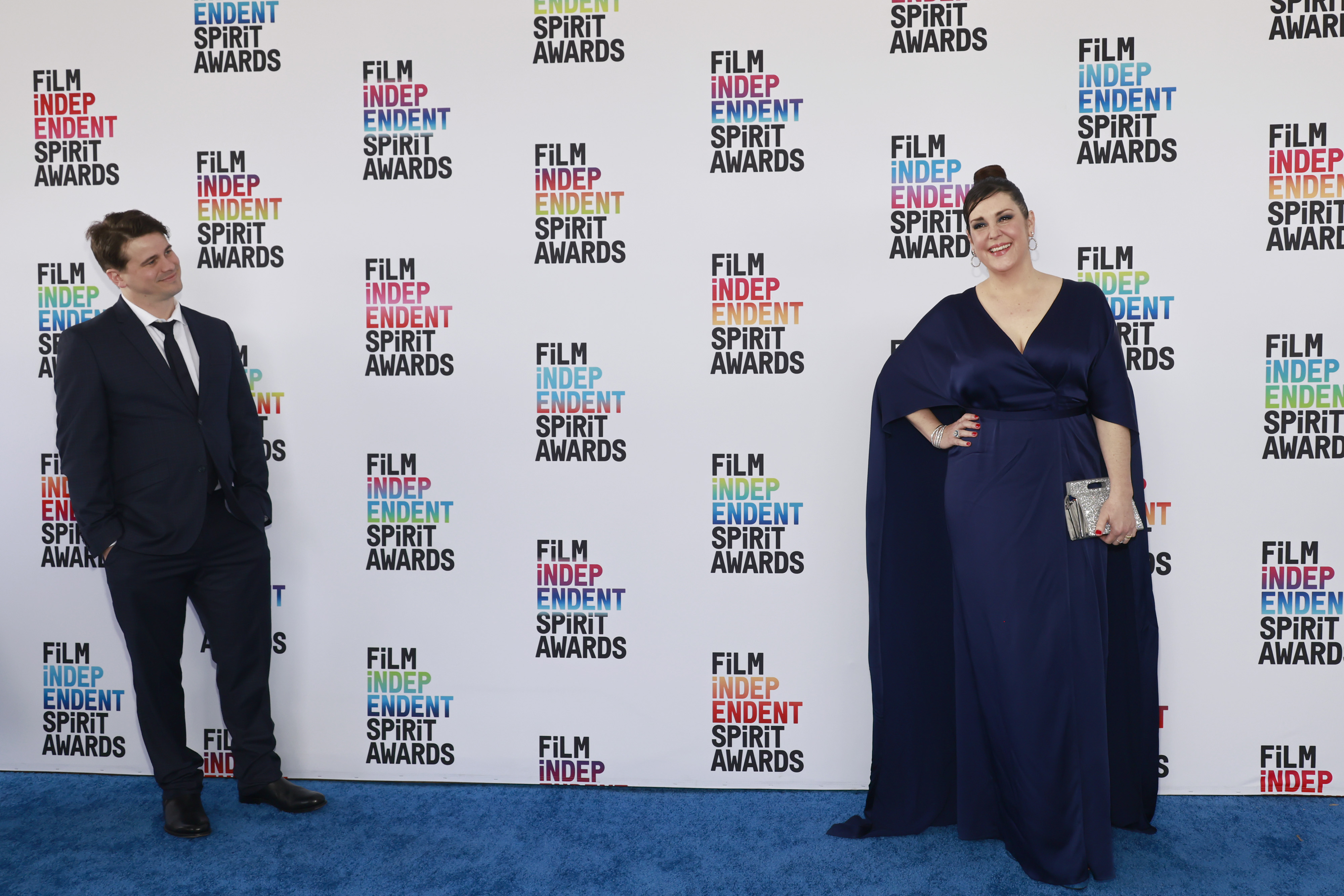 Jason Ritter and Melanie Lynskey attend the 2023 Film Independent Spirit Awards on March 04, 2023 in Santa Monica, California | Source: Getty Images
