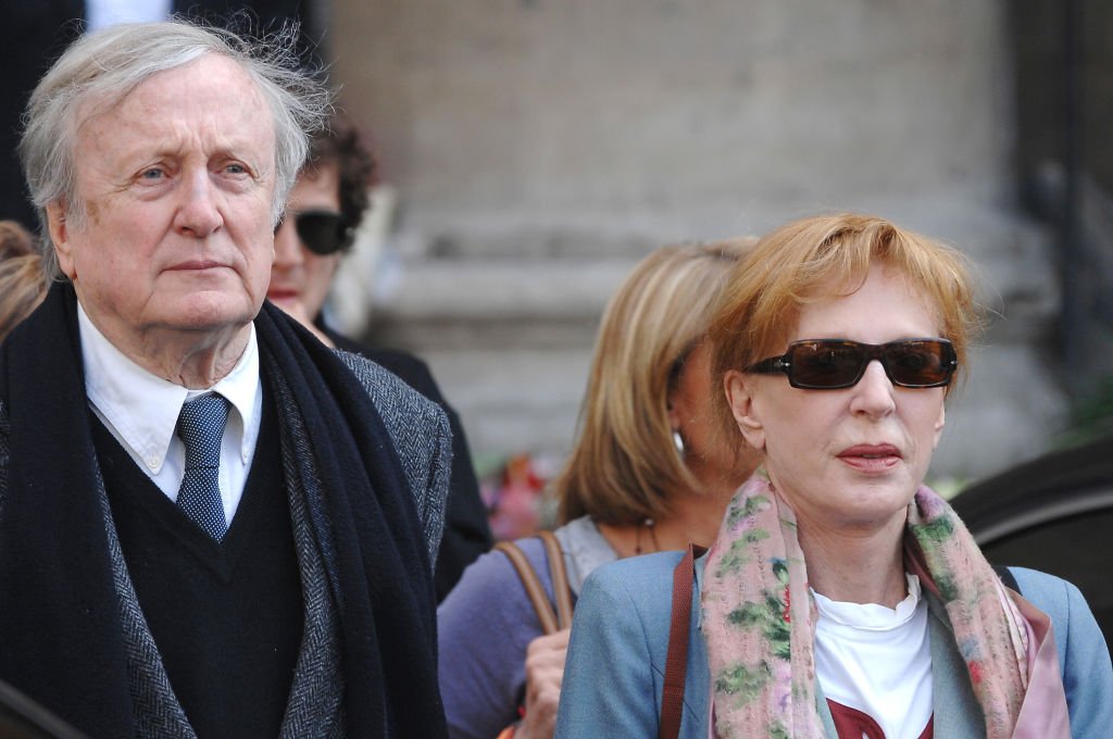 Claude Rich et son épouse l'actrice Catherine Rich quittent l'église Saint-Eustache après avoir assisté à la messe funéraire de l'acteur français Jean-Pierre Cassel, le 26 avril 2007 à Paris. | Photo : Getty Images