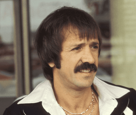 Singer Sonny Bono on June 12, 1977 arrives at the Los Angeles International Airport in Los Angeles, California. | Source: Getty Images