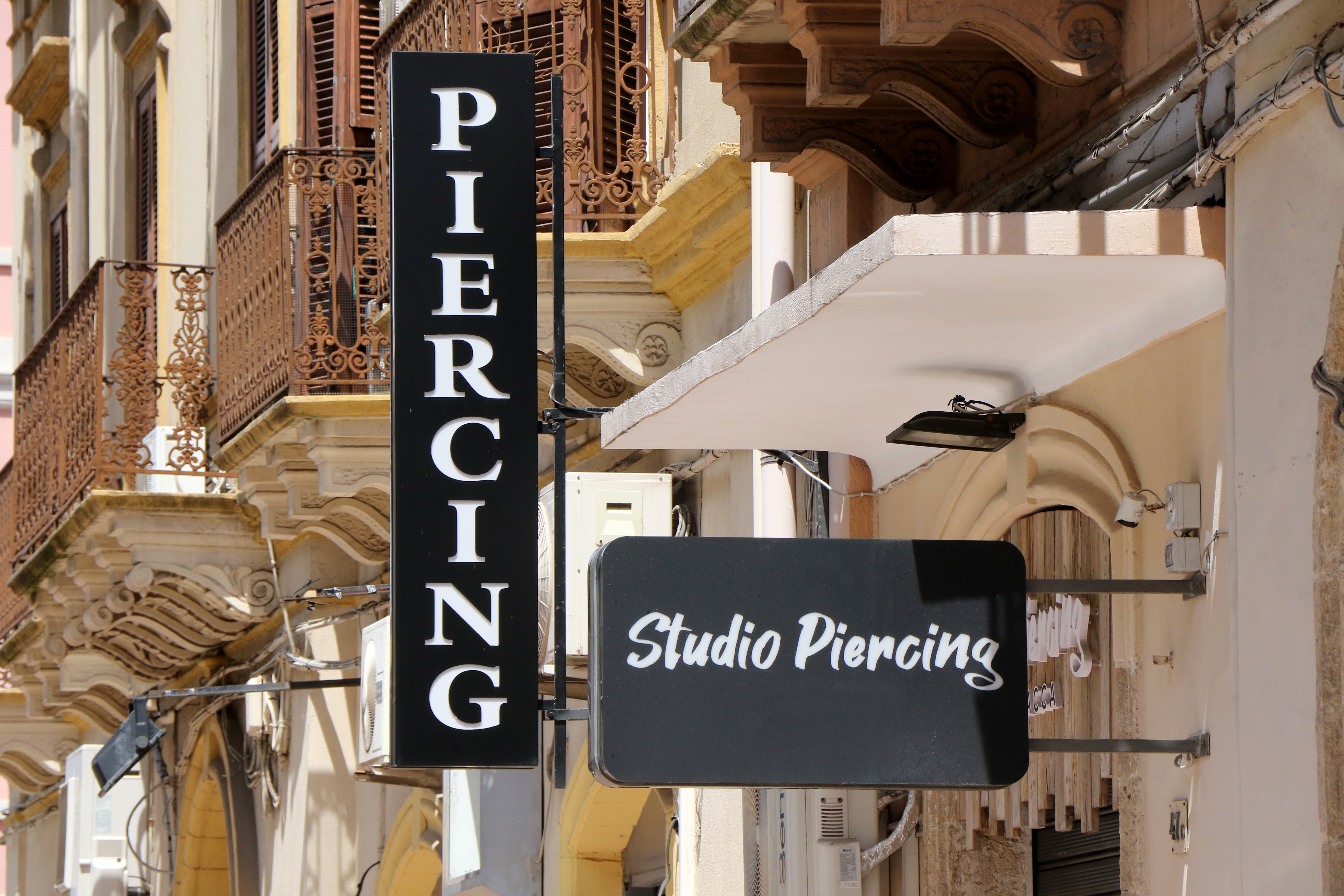 A photo of a sign that reads "Piercing" | Source: Shutterstock