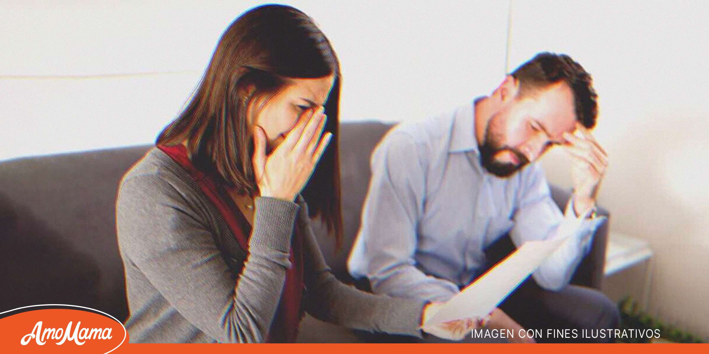 Una mujer llora mientras sostiene un papel en la mano con un hombre sentado a su lado. | Foto: Shutterstock