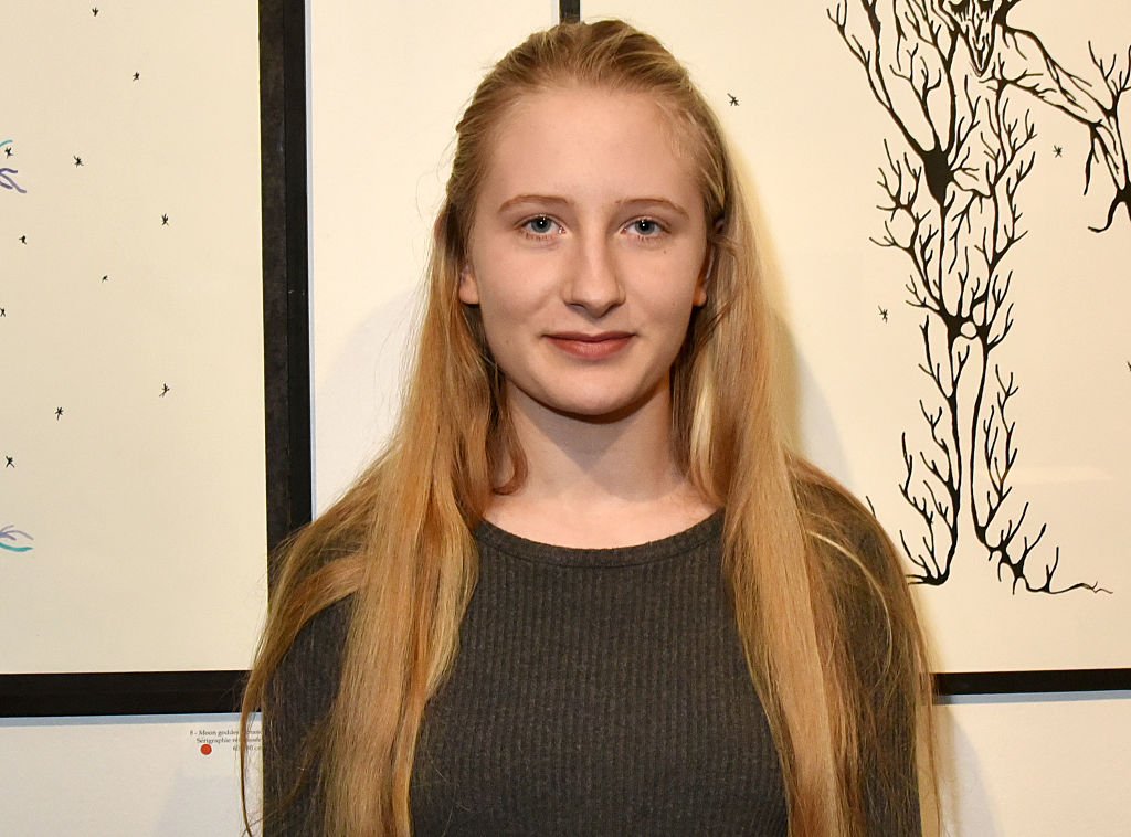 Louise Depardieu assiste au vernissage de l'exposition "M. Otto Noselong : Roxanne Depardieu Dessins et peintures" à la Galerie Catherine Houard le 31 mars 2016 à Paris, France. | Photo : Getty Images.