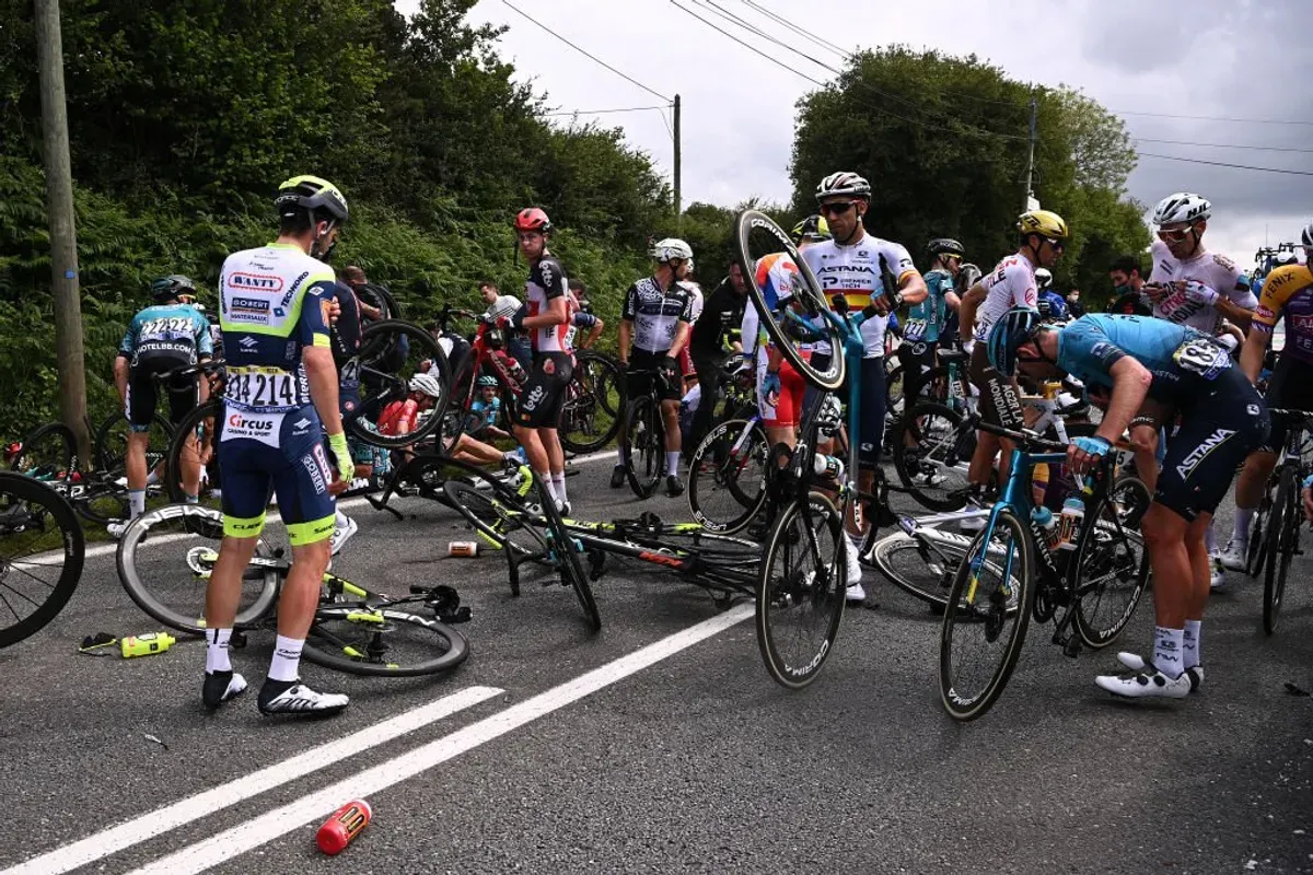 La blessure du peloton après une chute lors du 108e Tour de France 2021, étape 1 une étape de 197,8 km de Brest à Landerneau - Côte De La Fosse Aux Loups 176m le 26 juin 2021 à Landerneau, France. | Photo : Getty Images