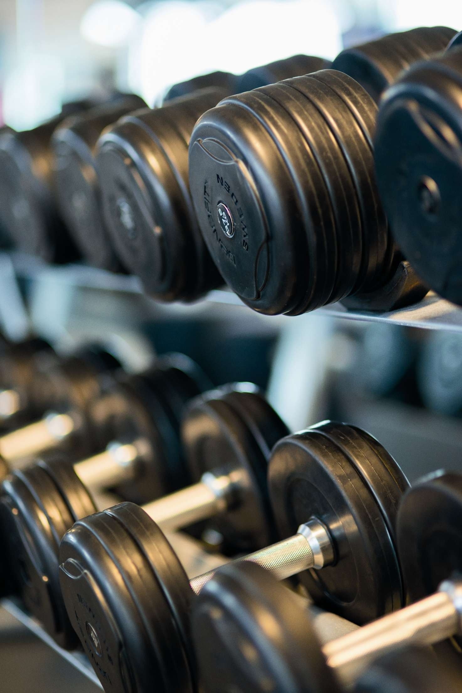 He picked up a pair of 30kg dumbbells and started working out. | Source: Pexels