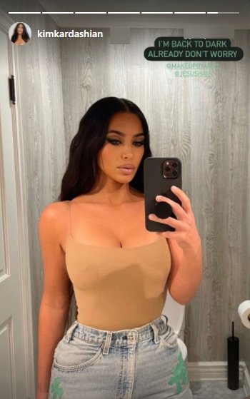 A mirror selfie of Kim Kardashian showing that her look is back to normal. | Photo: Instagram/Kimkardashian
